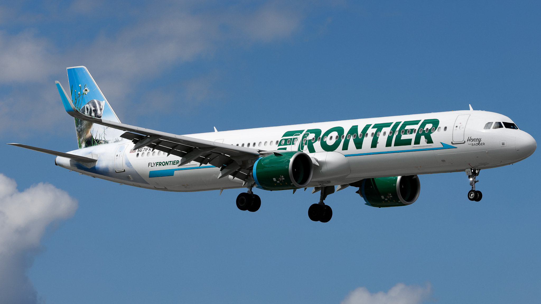 Full size: Frontier Airlines Airbus A320NEO N371FR at Miami International Airport
