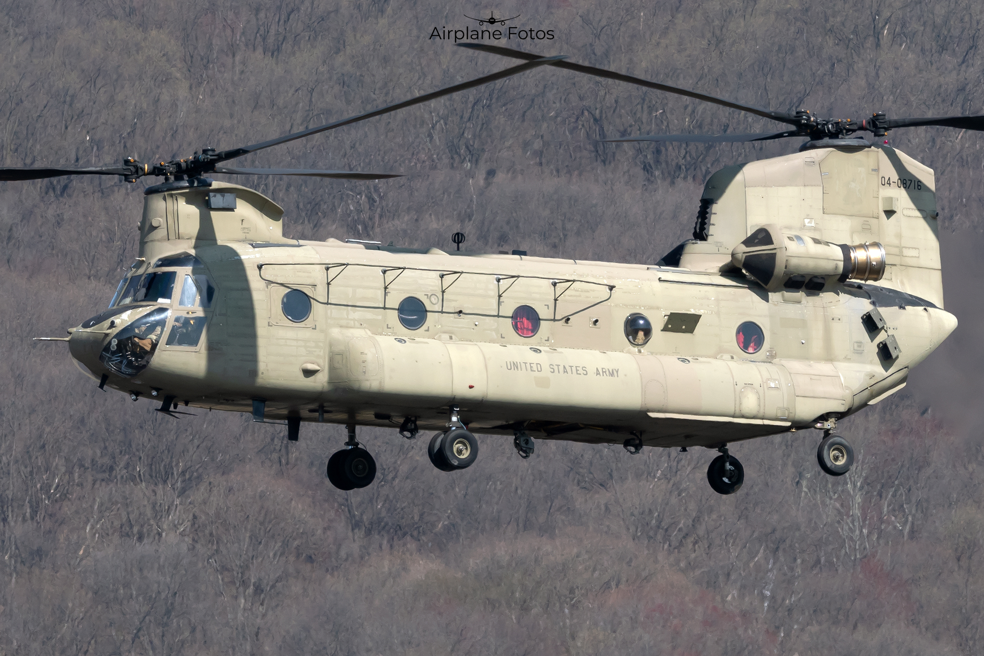 Full size: US Army Boeing CH-47 Chinook 04-08716 at Muir Army Airfield (Fort Indiantown Gap)
