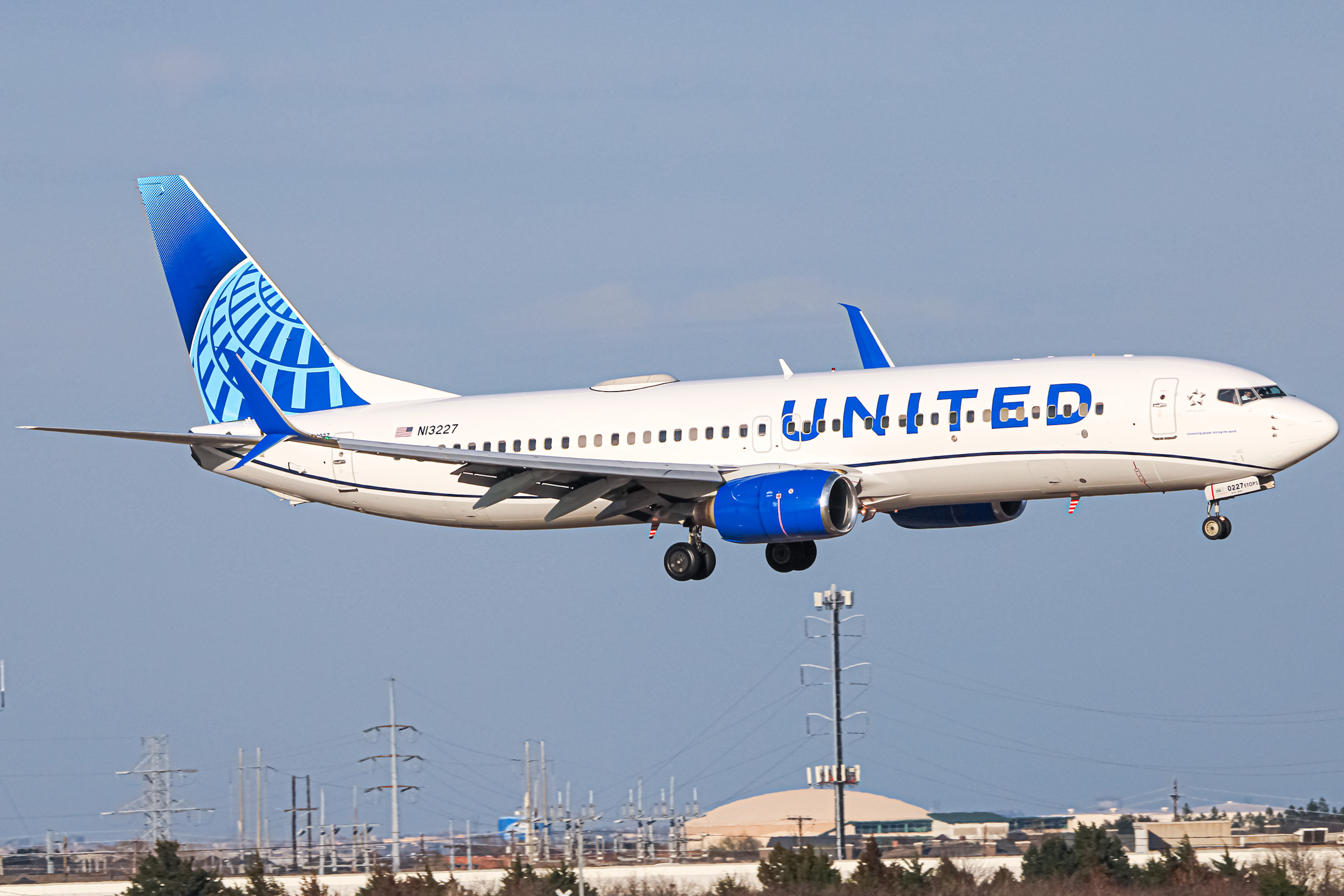 Full size: United Airlines Boeing 737-800 N13227 at Dallas-Fort Worth International Airport