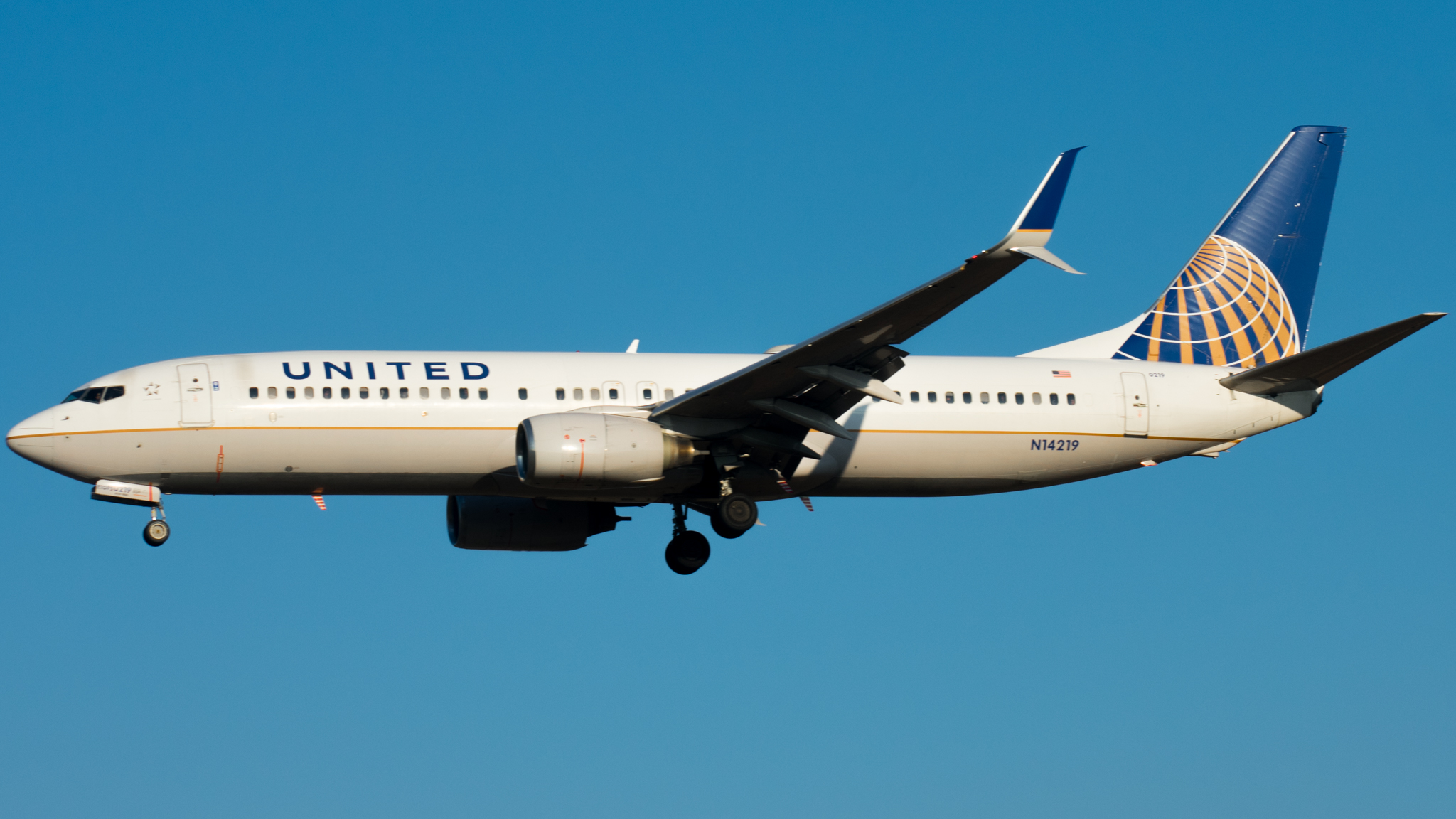 Full size: United Airlines Boeing 737-800 N14219 at Baltimore/Washington International Thurgood Marshall Airport
