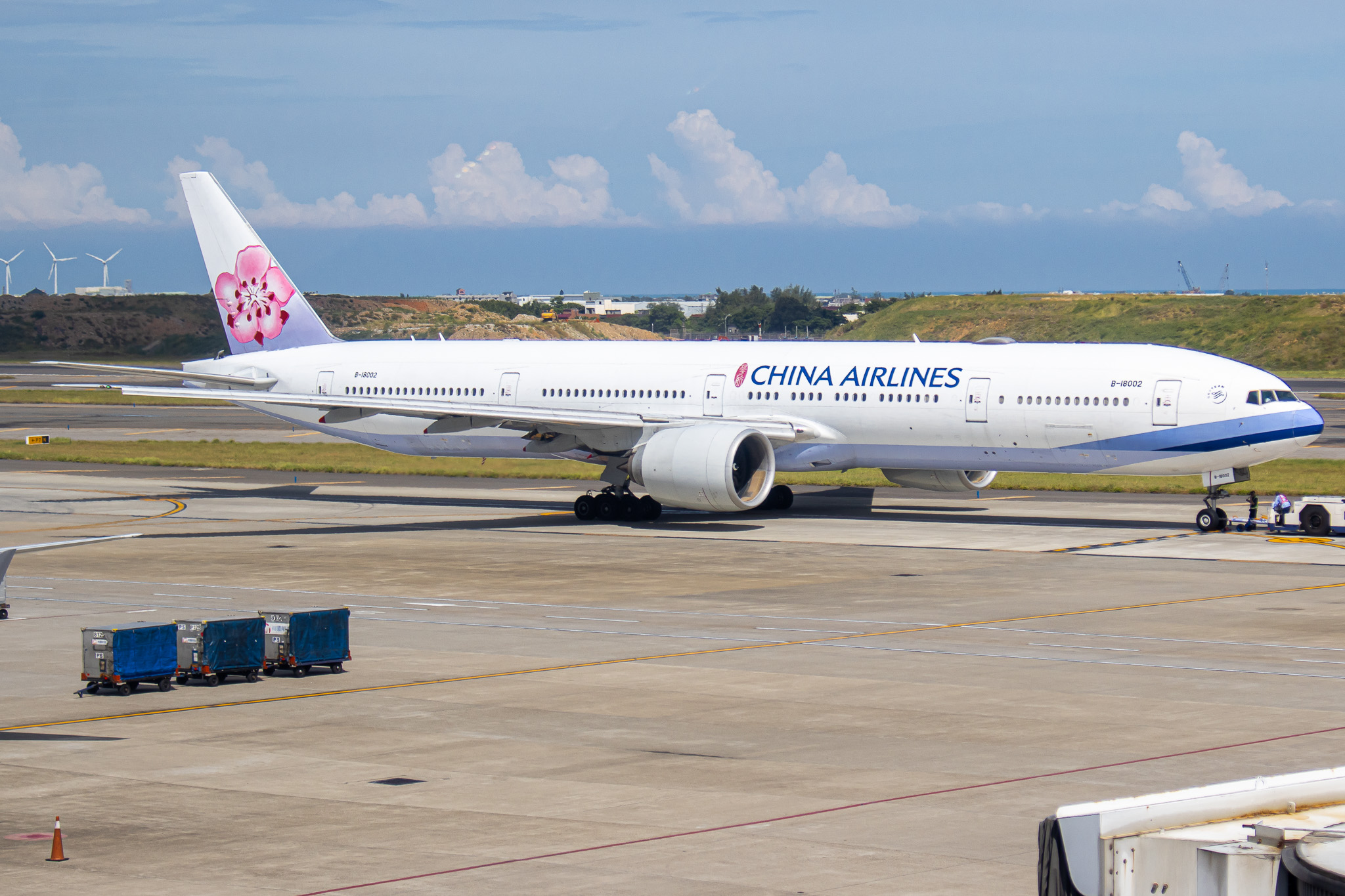 Full size: China Airlines Boeing 777-300ER B-18002 at Taiwan Taoyuan International Airport