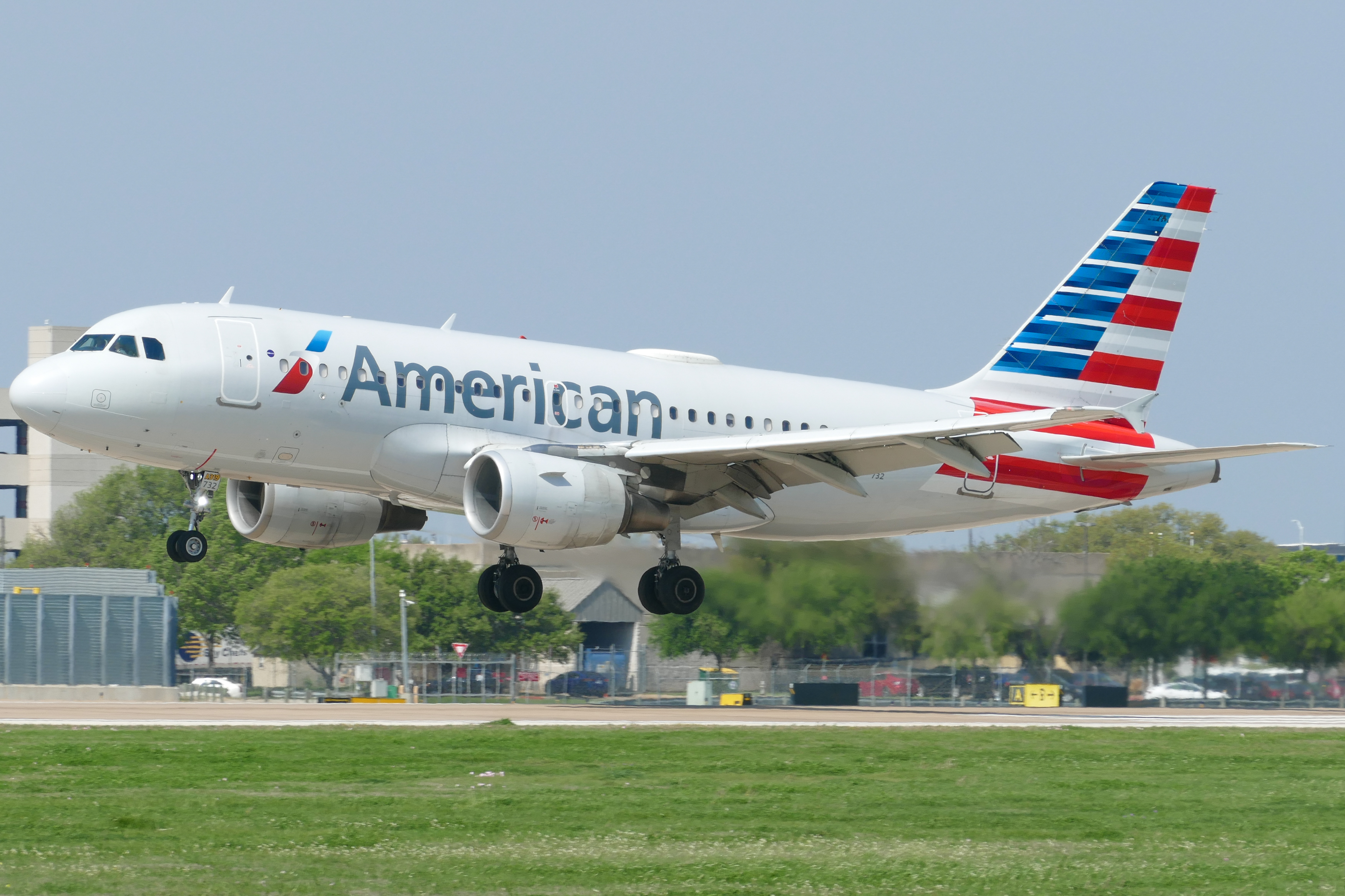 Full size: American Airlines Airbus A319 N732US at Austin-Bergstrom International Airport