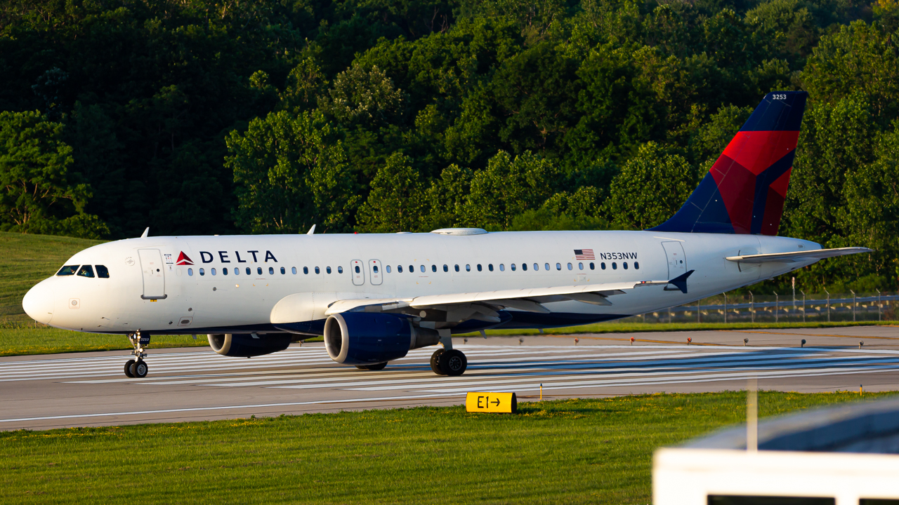 Full size: Delta Airlines Airbus A320 N353NW at John Glenn Columbus International Airport