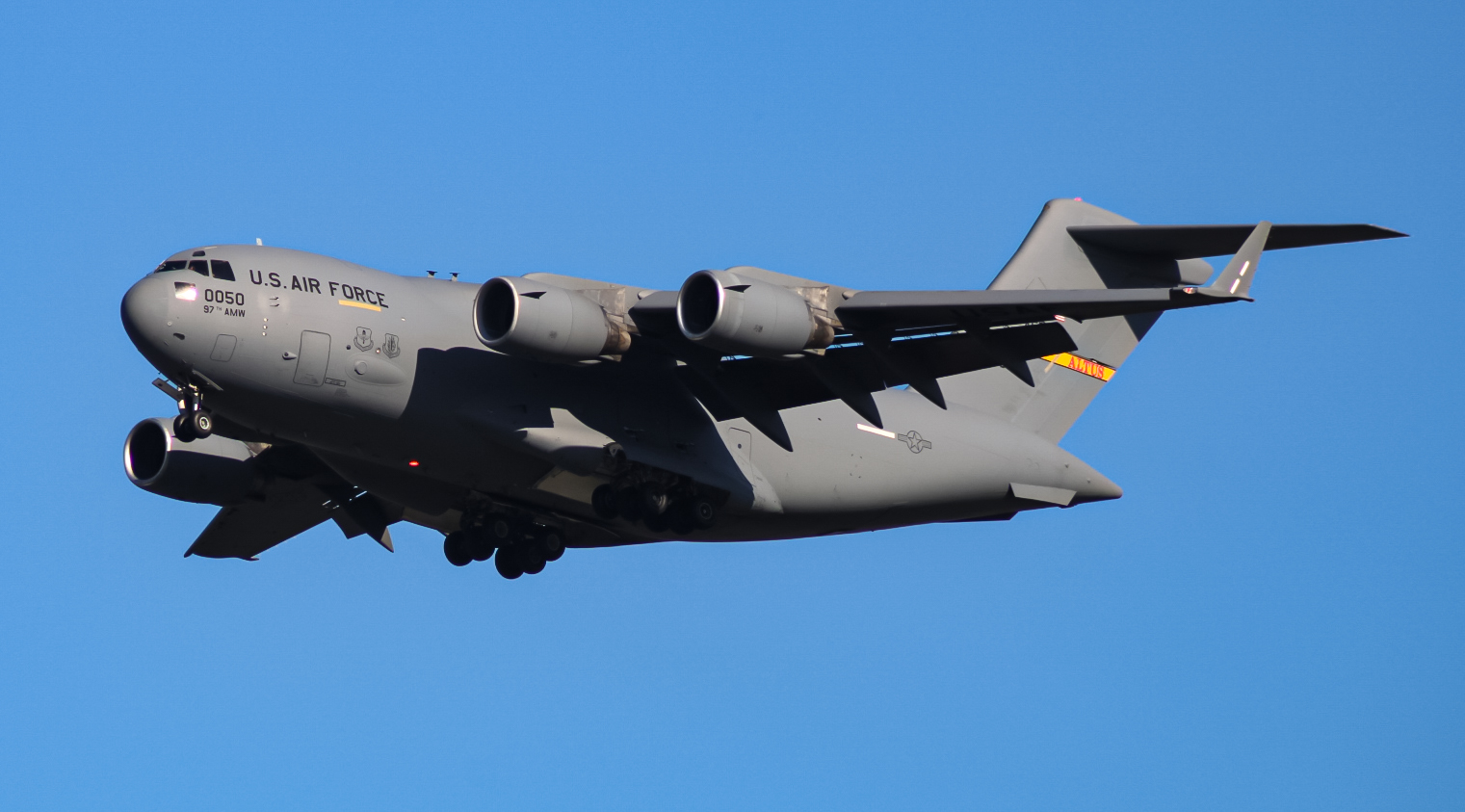 Full size: USAF - United States Air Force Boeing C-17 Globemaster III 98-0050 at Wittman Regional Airport