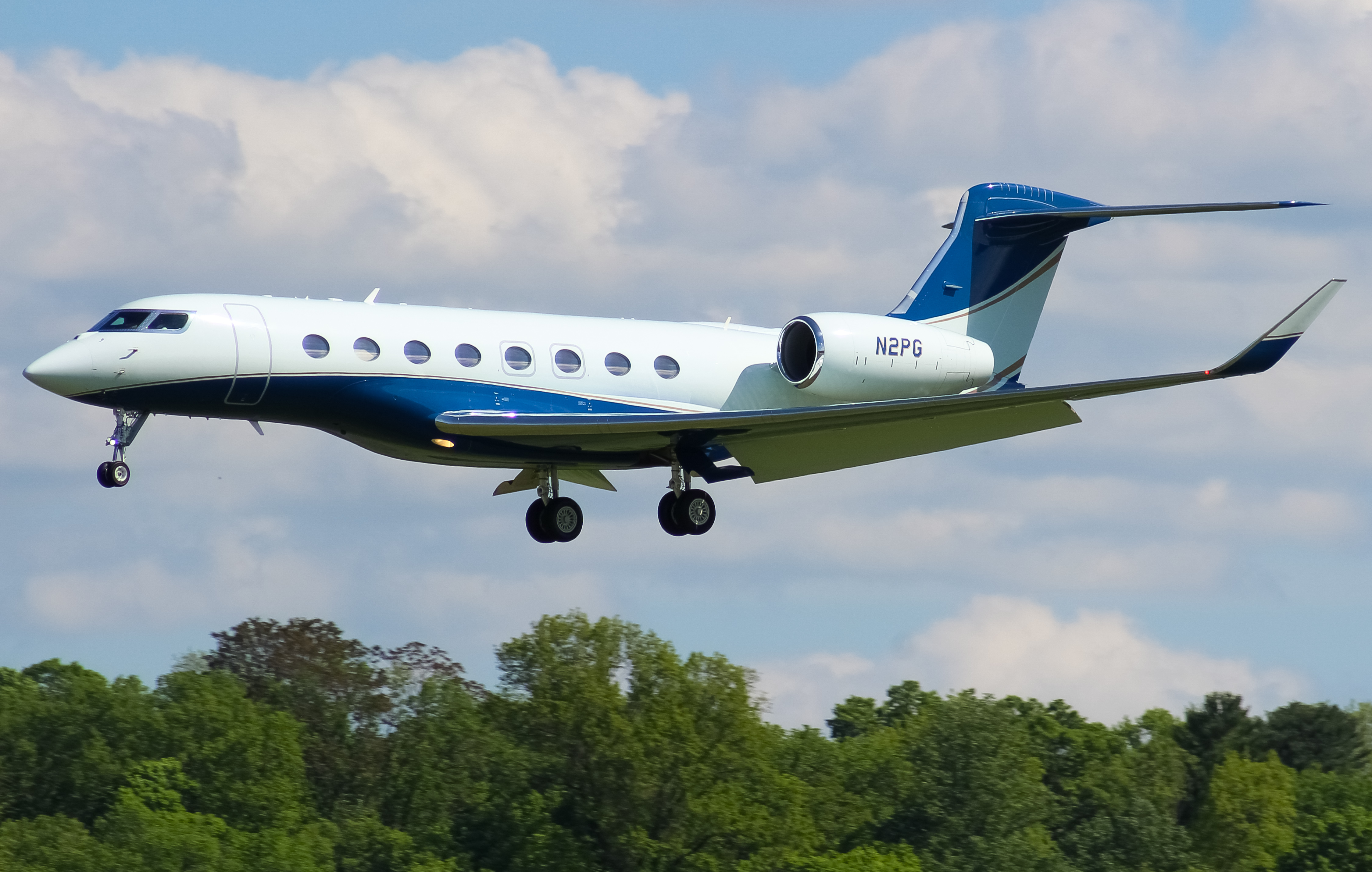 Full size: PRIVATE  Gulfstream G650 N2PG at Cincinnati Municipal Airport/Lunken Field
