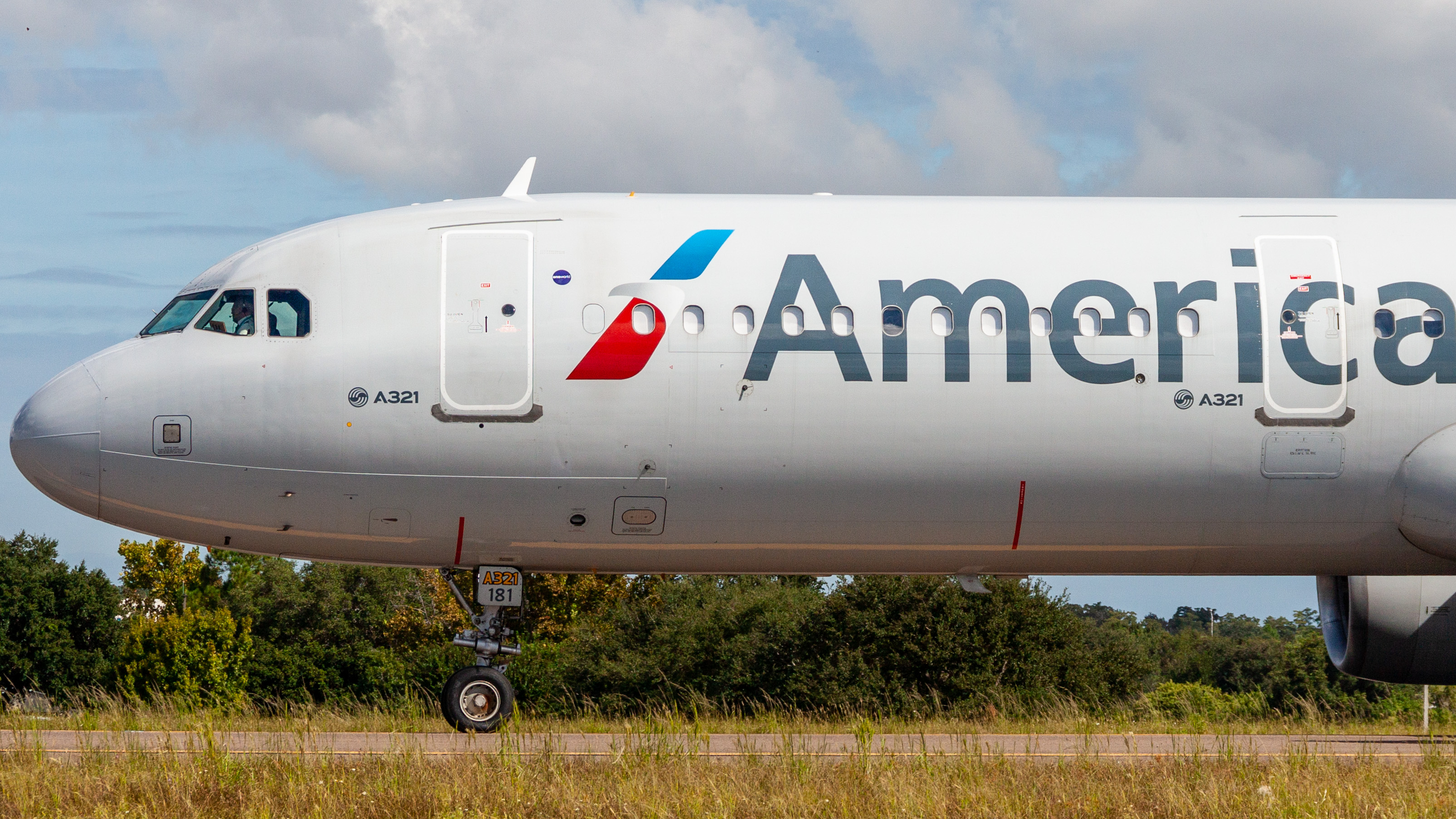 Full size: American Airlines Airbus A321-200 N181UW at Orlando International Airport