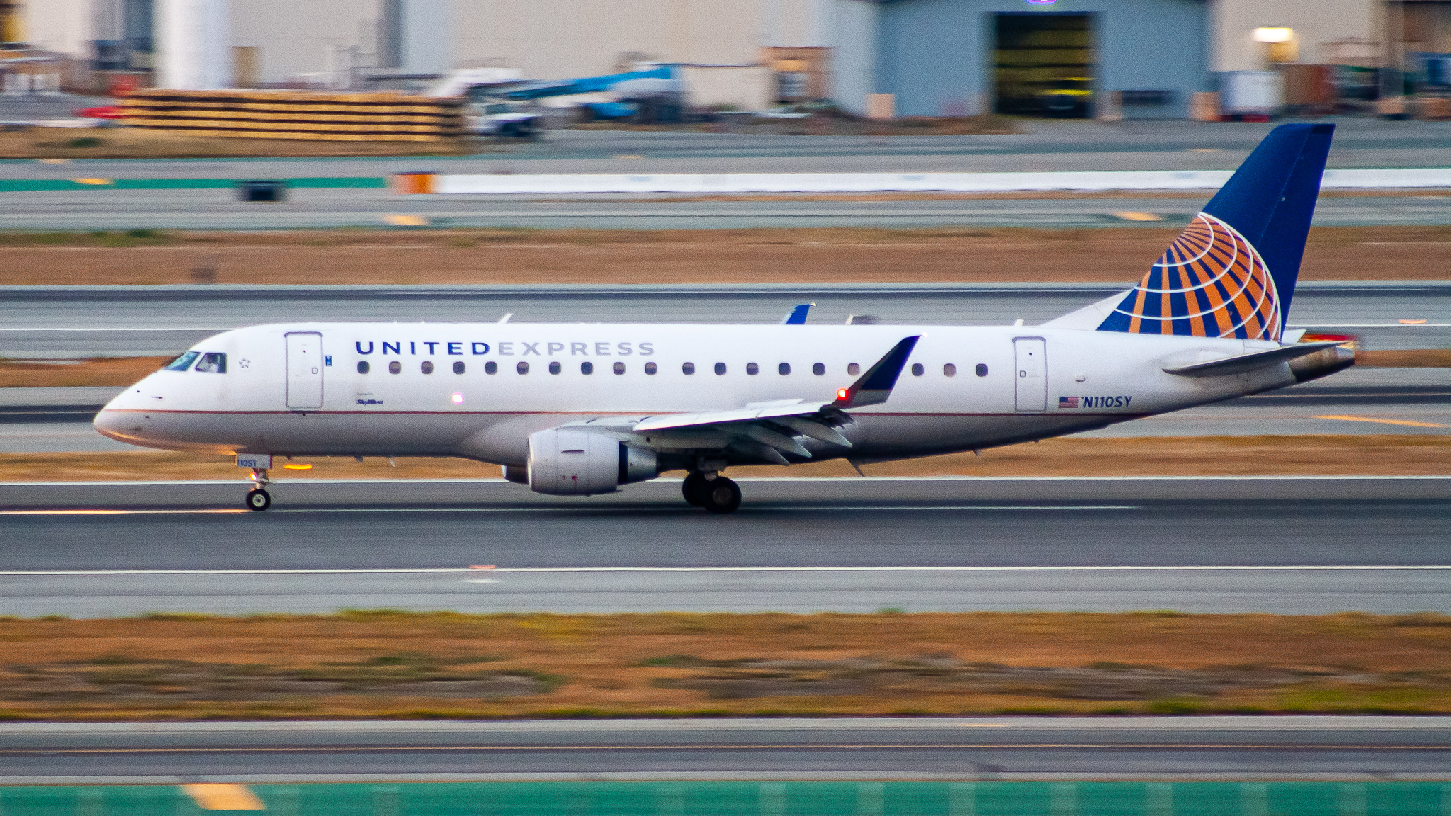 Full size: United Express Embraer E175 N110SY at San Francisco International Airport