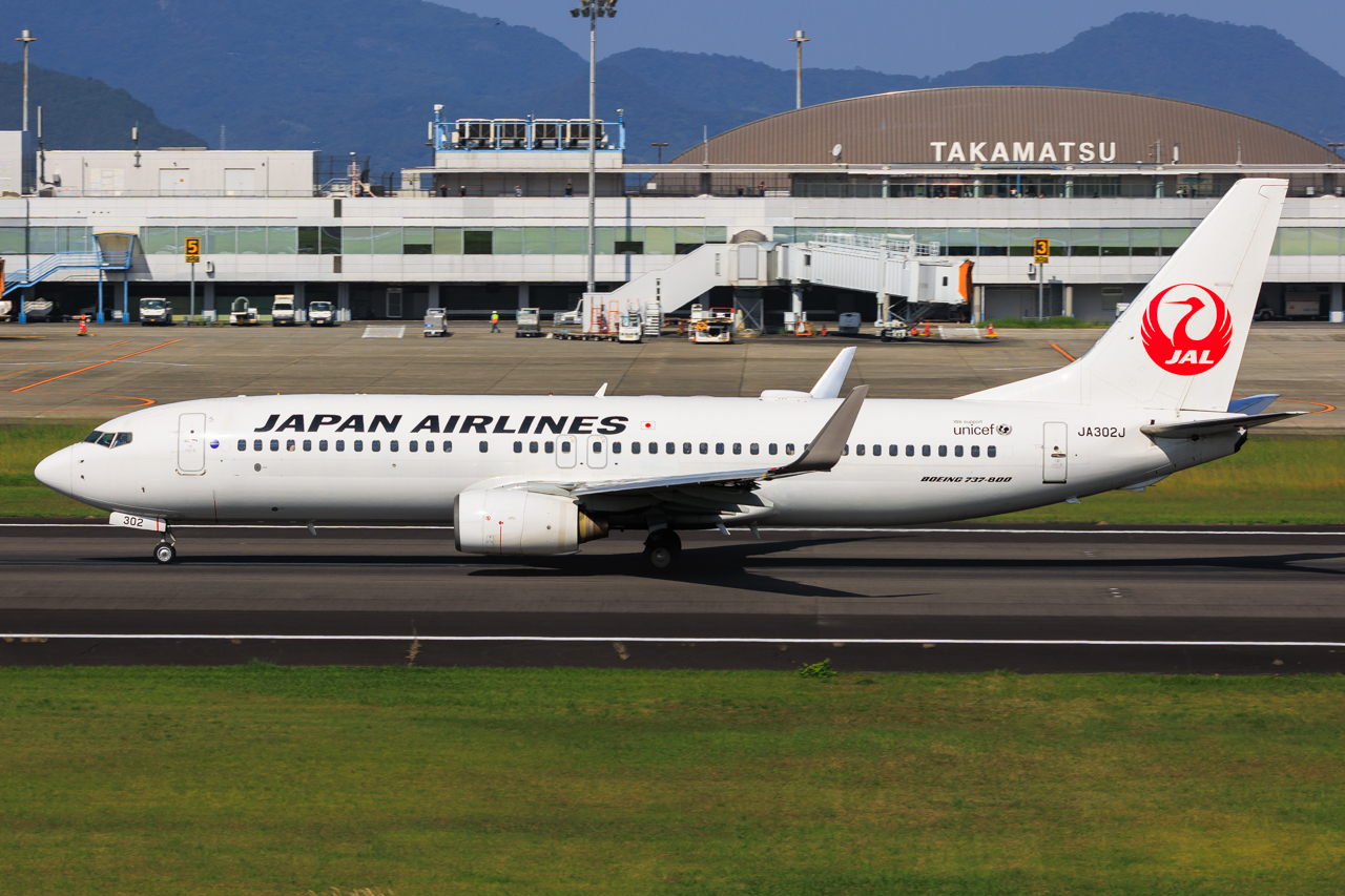 Full size: Japan Airlines Boeing 737-800 JA302J at Takamatsu Airport