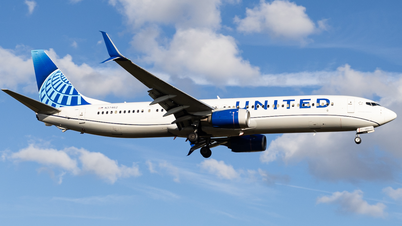 Full size: United Airlines Boeing 737-900ER N37462 at Tampa International Airport
