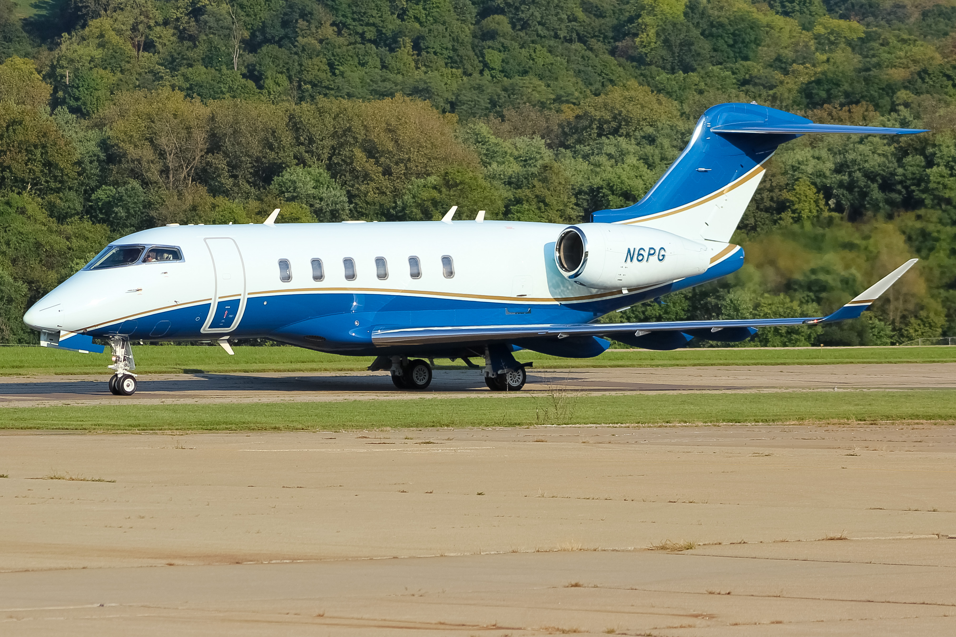 Full size: PRIVATE Bombardier Challenger 350 N6PG at Cincinnati Municipal Airport/Lunken Field