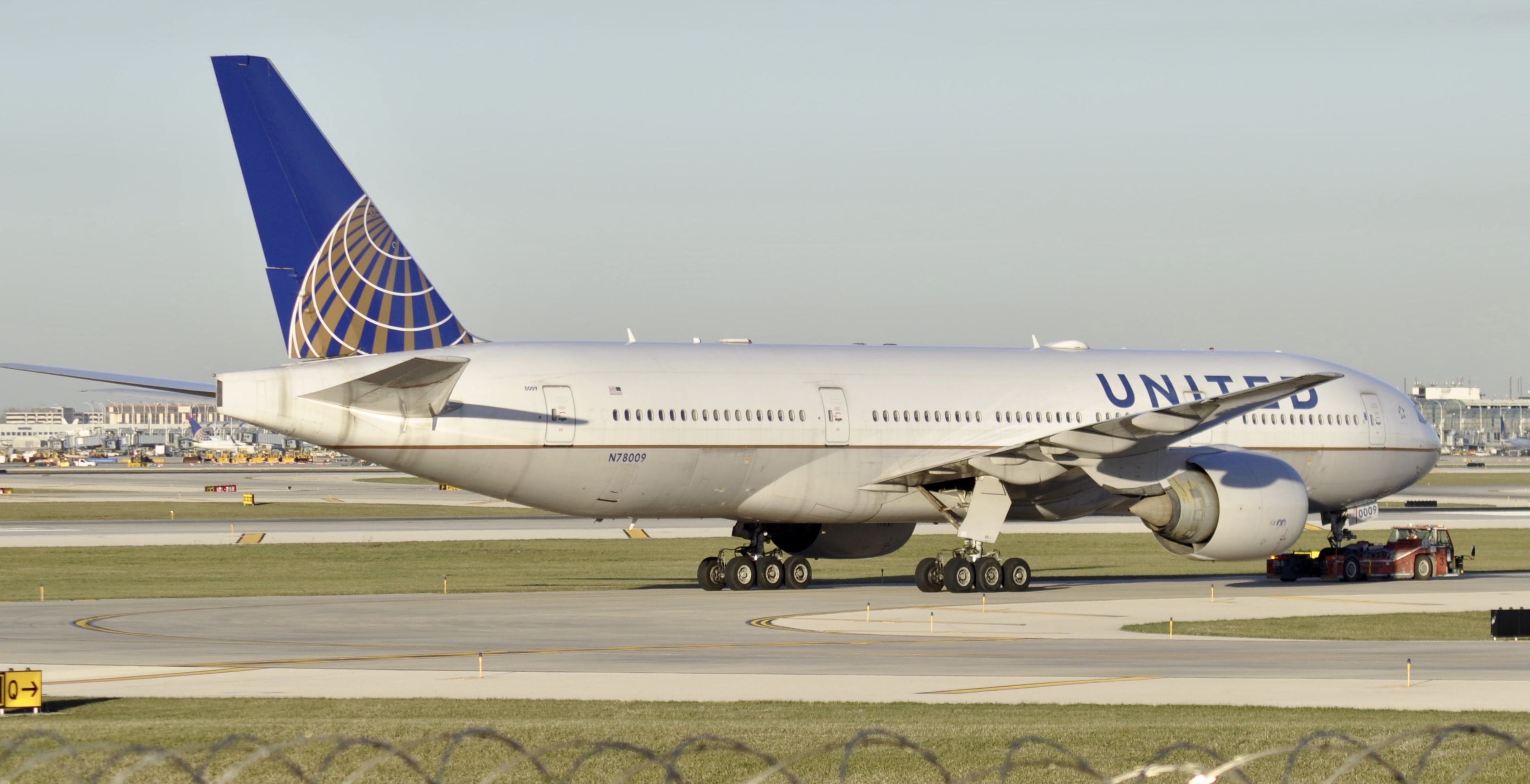 Full size: United Airlines Boeing 777-200 N78009 at Chicago O'Hare International Airport