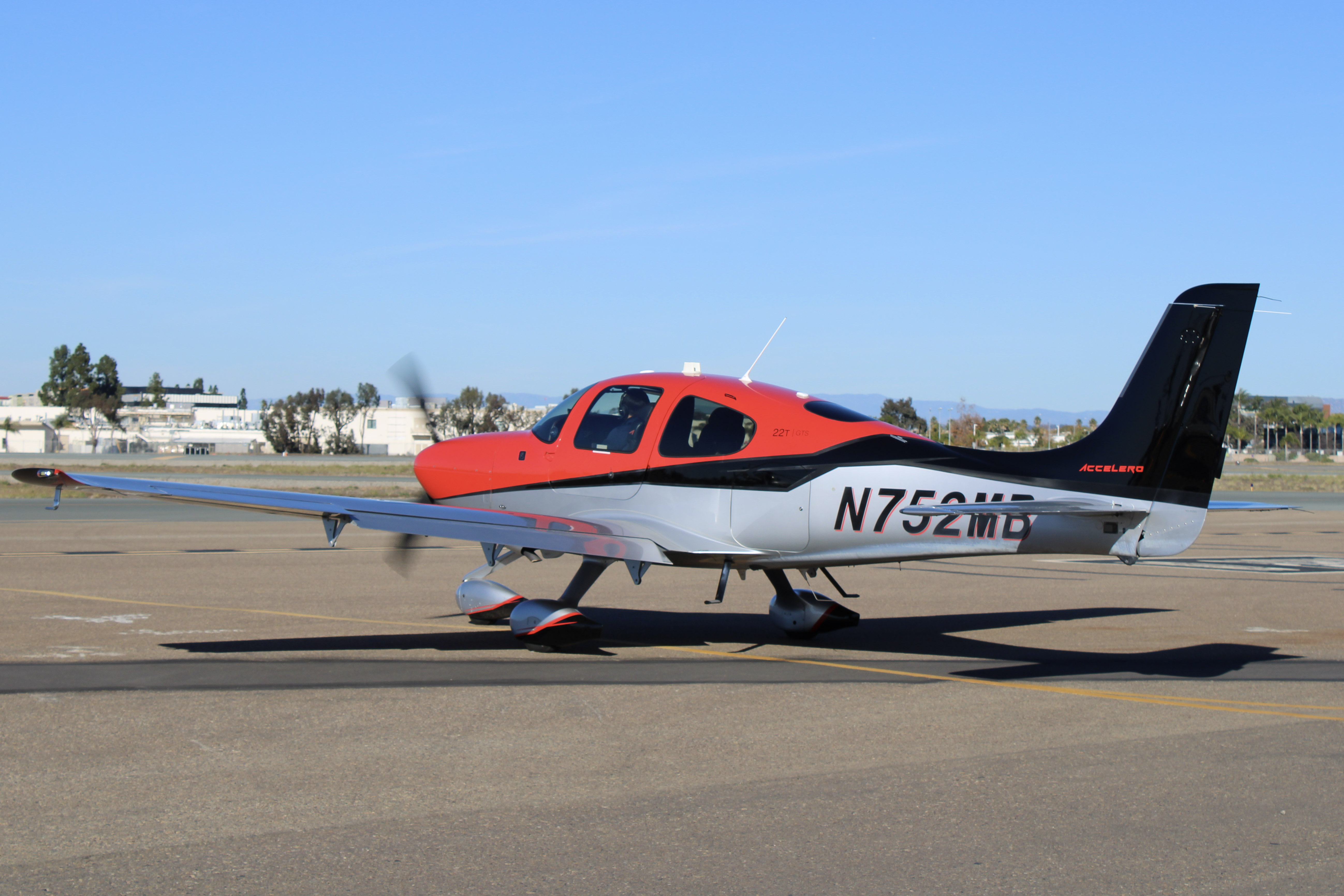 Full size: PRIVATE Cirrus SR22 N752MB at Montgomery-Gibbs Executive Airport