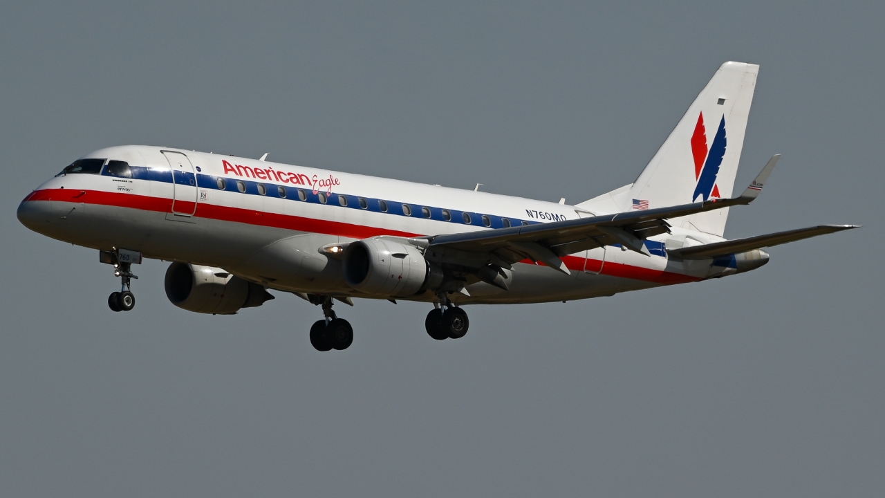 Full size: American Airlines Embraer E170 N760MQ at Dallas-Fort Worth International Airport