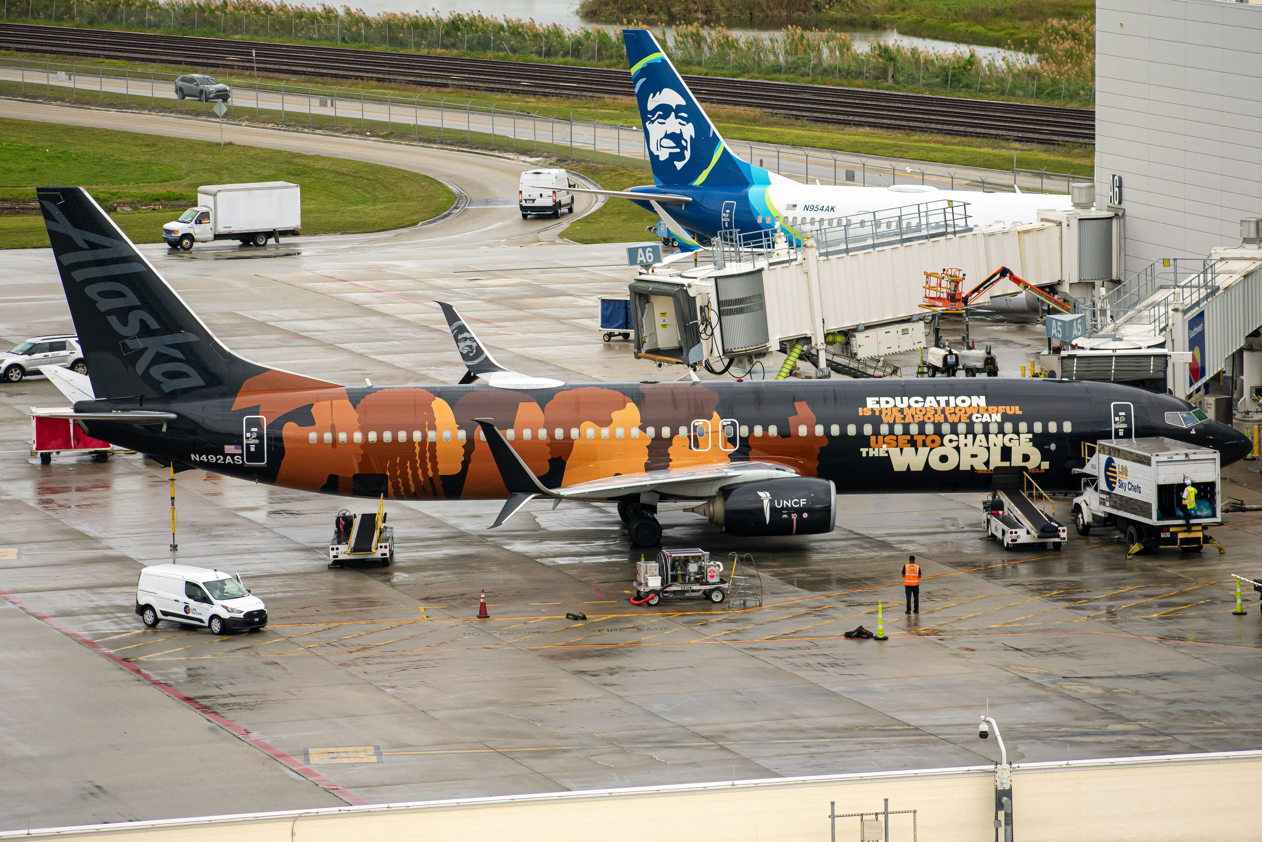 Full size: Alaska Airlines Boeing 737-900ER N492AS at Fort Lauderdale/Hollywood International Airport