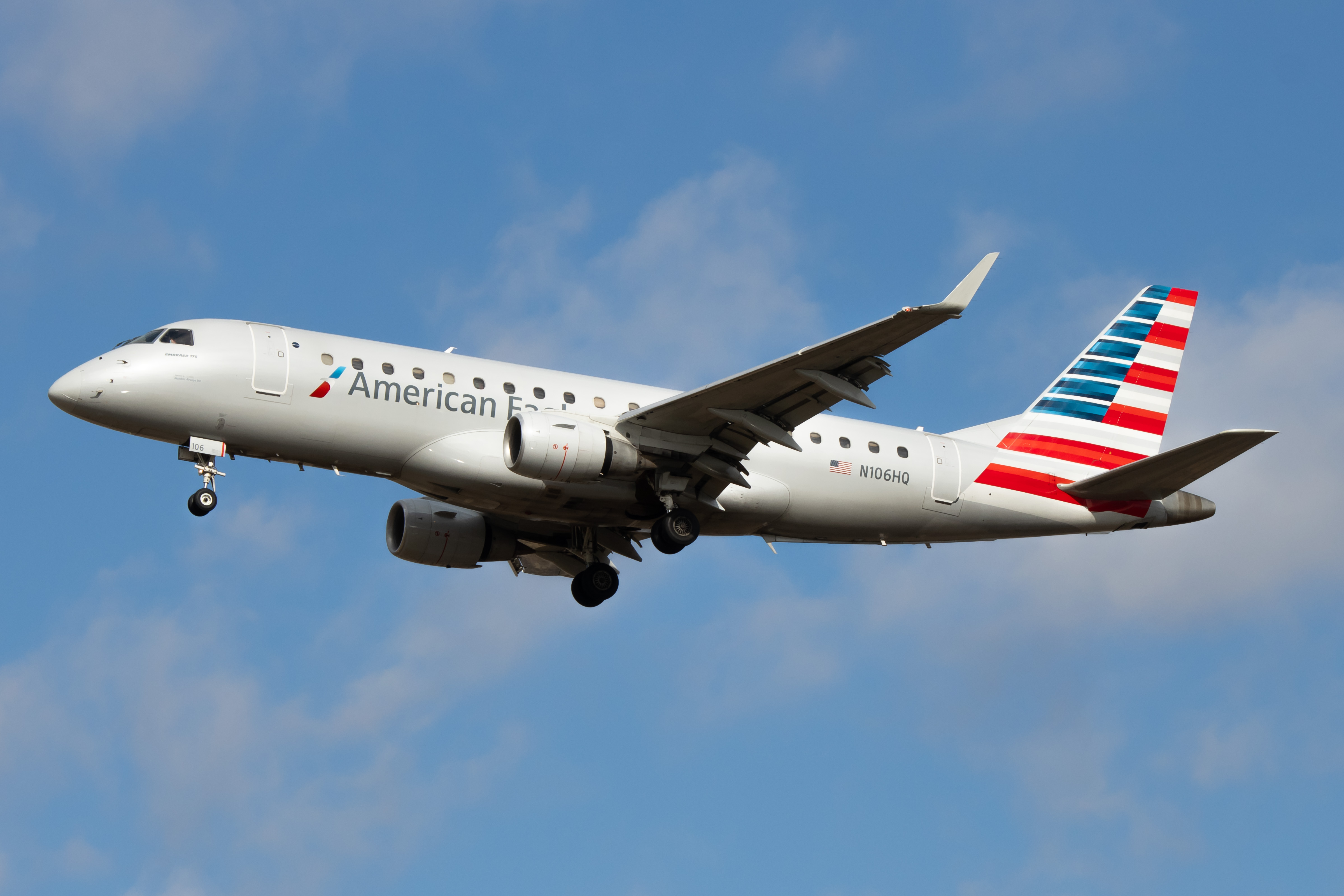 Full size: American Eagle Embraer E175 N106HQ at Philadelphia International Airport