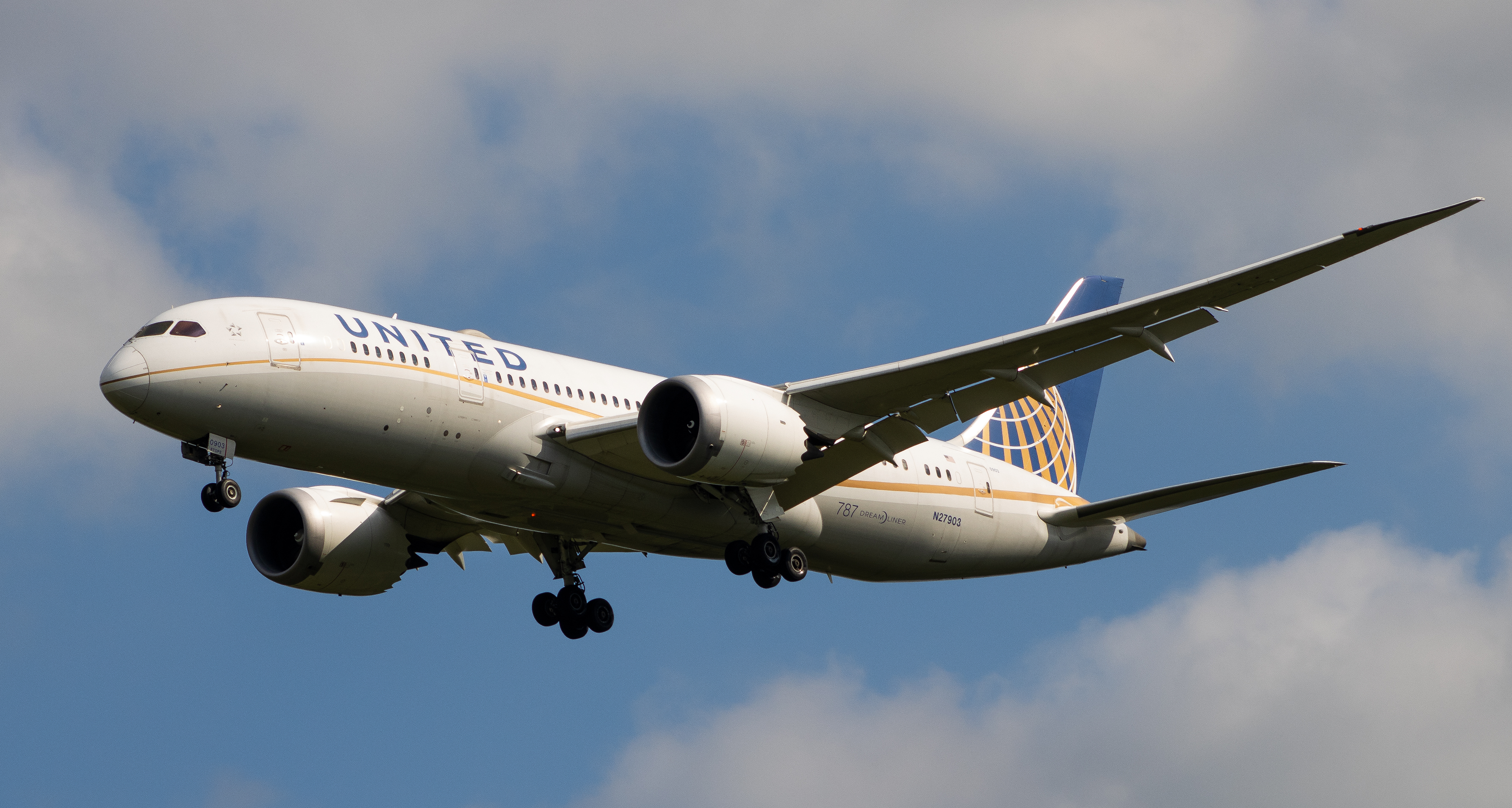 Full size: United Airlines Boeing 787-8 N27903 at Washington Dulles International Airport