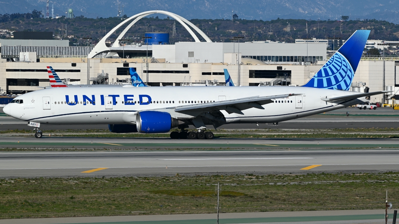 Full size: United Airlines Boeing 777-200 N771UA at Los Angeles International Airport