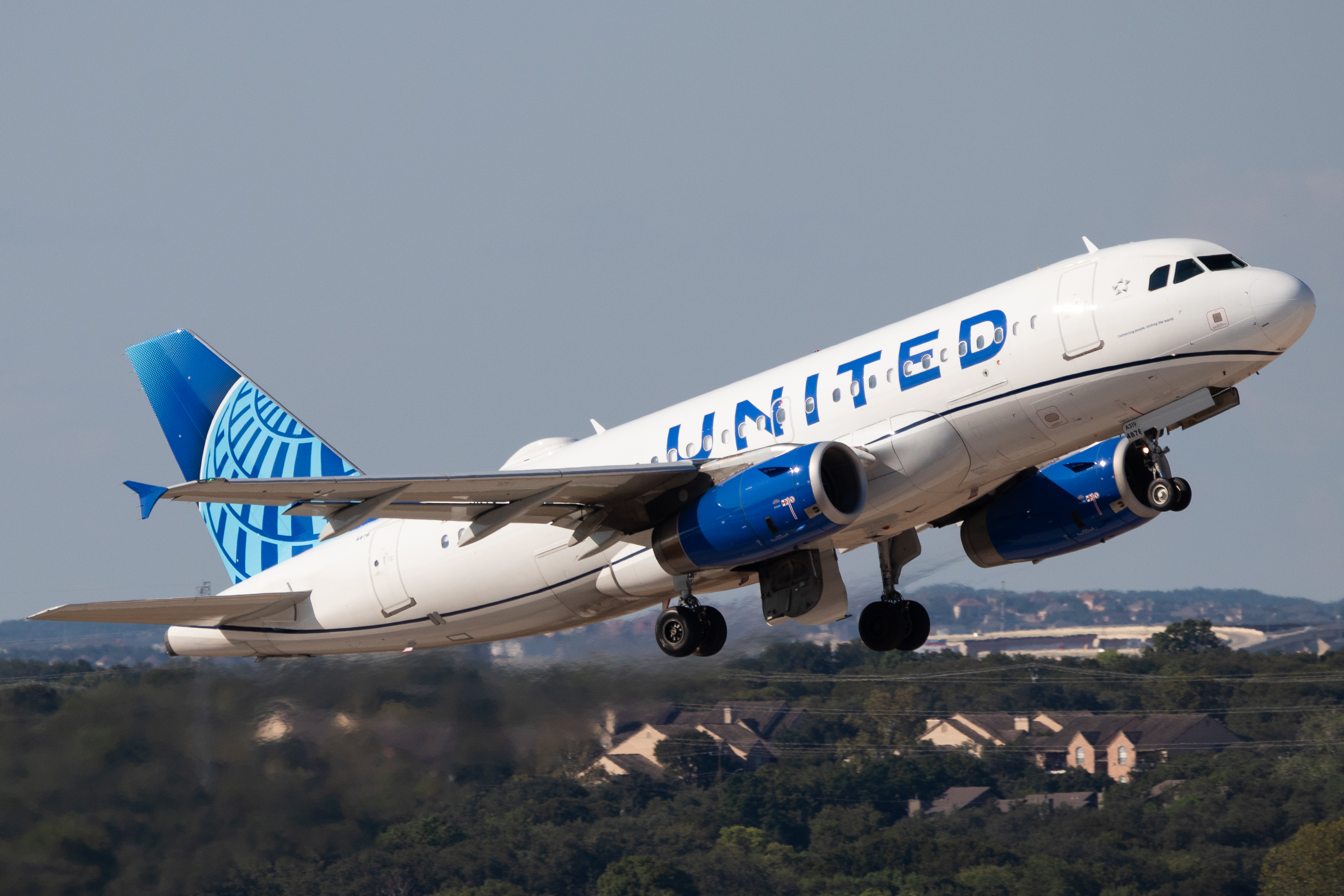 Full size: United Airlines Airbus A319 N876UA at San Antonio International Airport