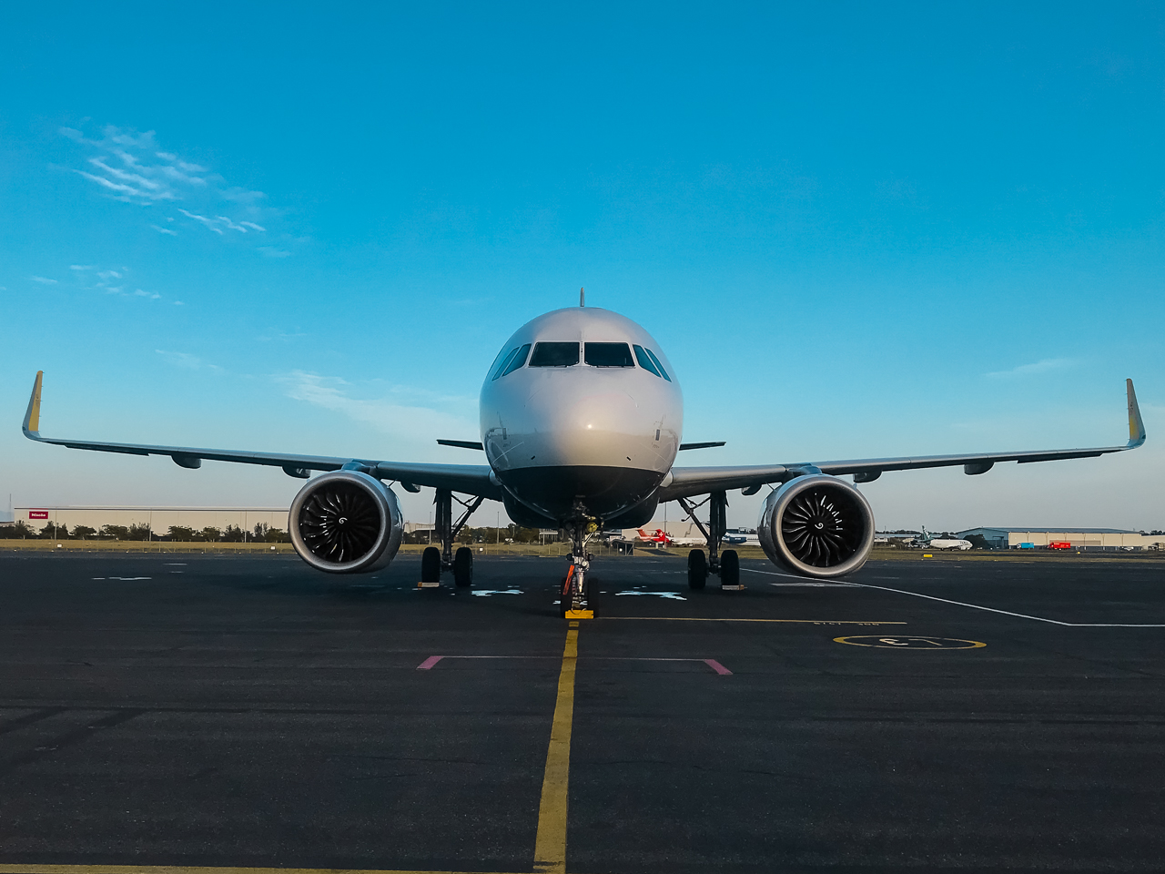 Full size: Royal Brunei Airlines Airbus A320NEO V8-RBC at Brisbane Airport