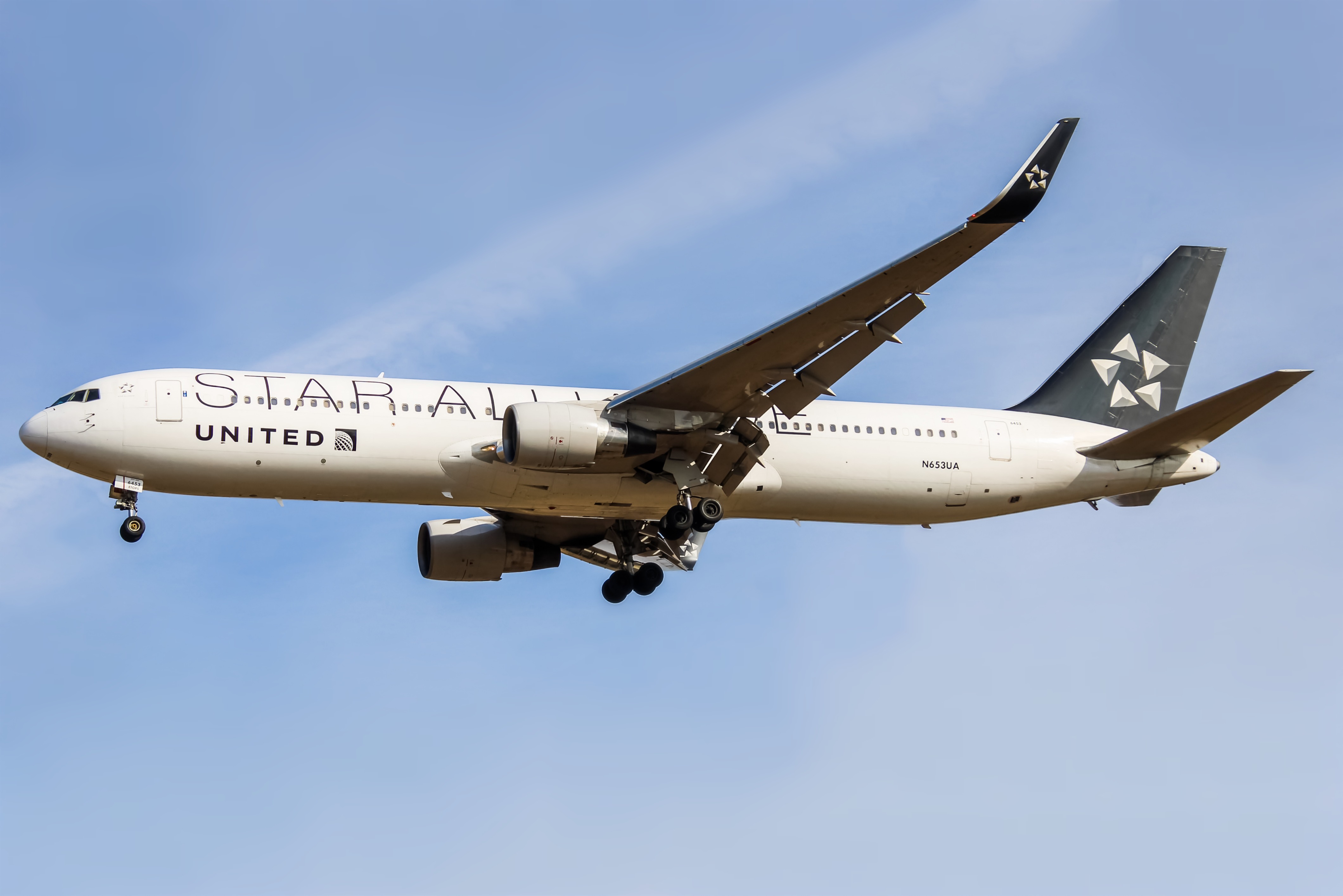 Full size: United Airlines Boeing 767-300ER N653UA at Washington Dulles International Airport