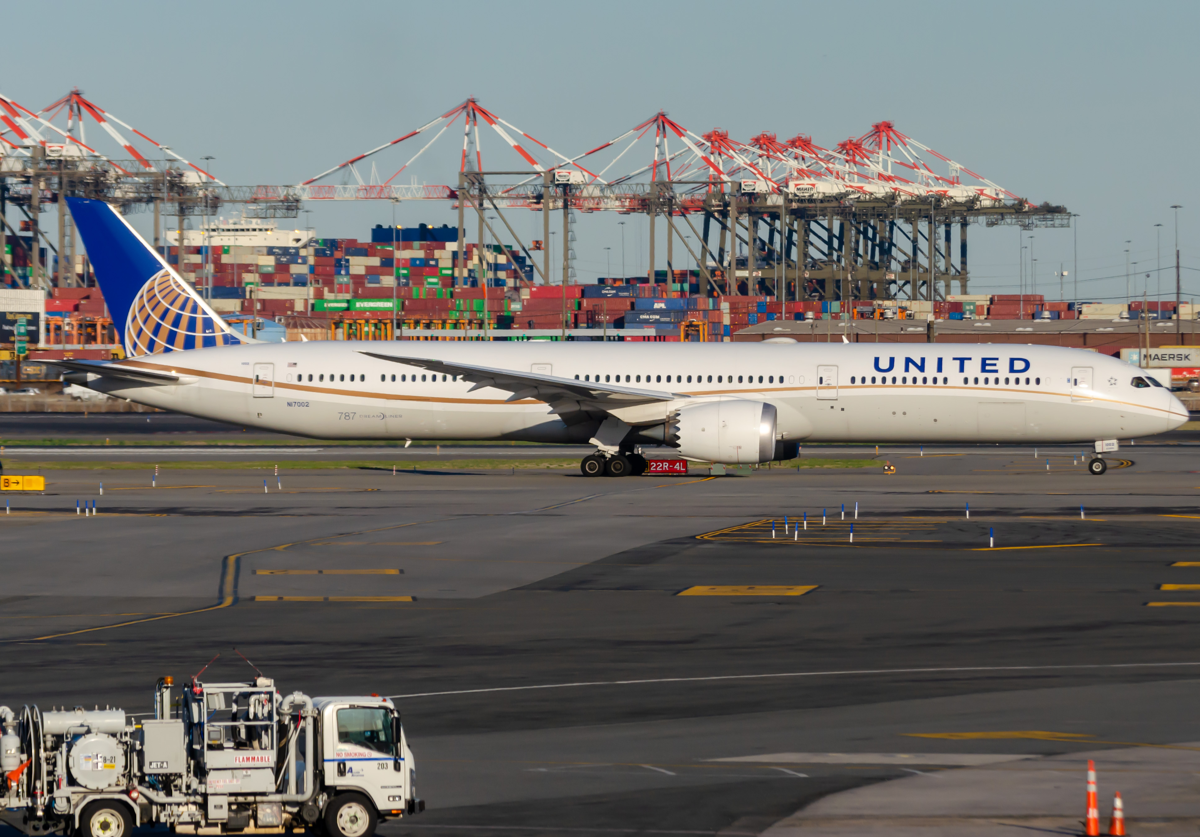 Full size: United Airlines Boeing 787-10 N17002 at Newark Liberty International Airport