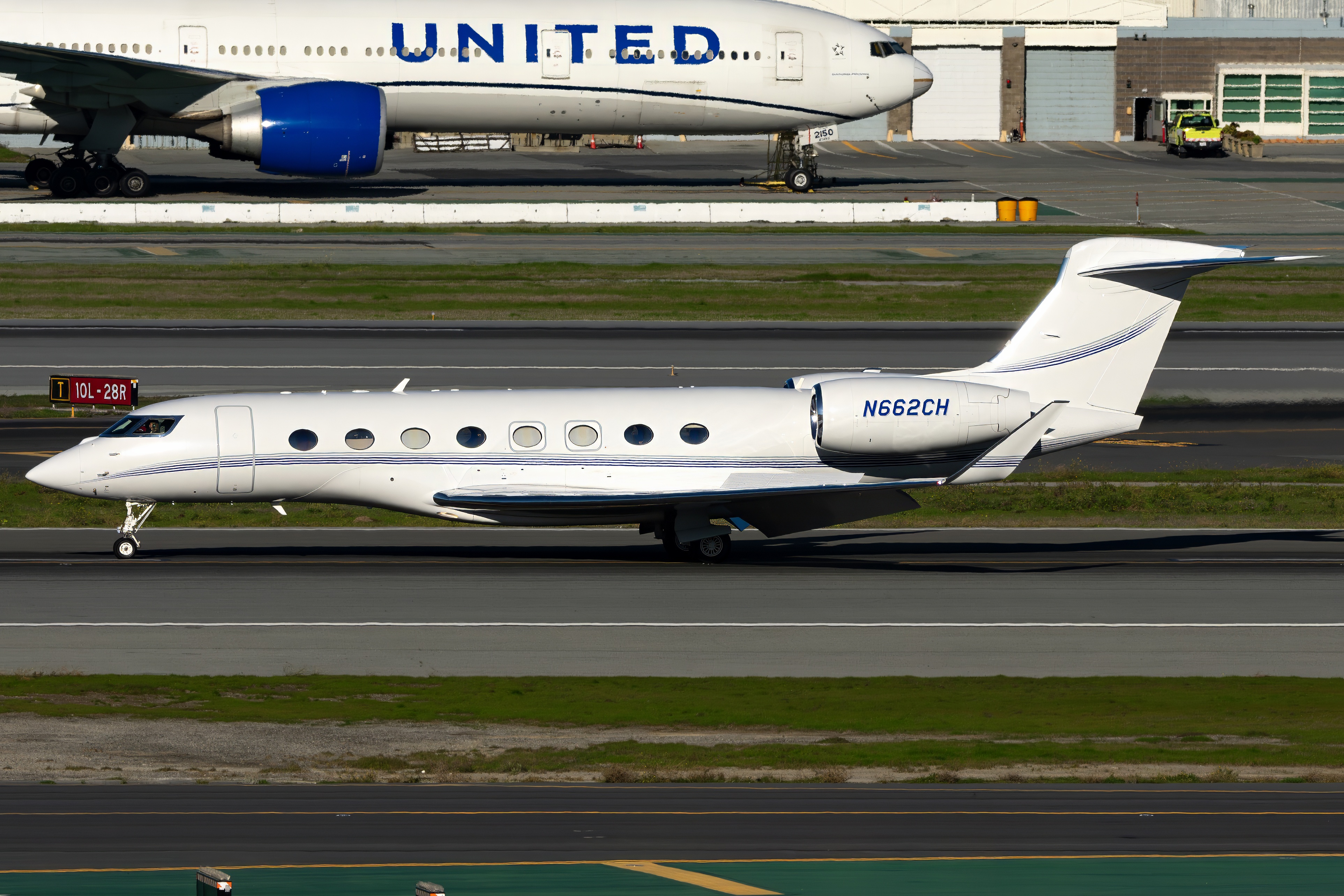 Full size: PRIVATE Gulfstream G650 N662CH at San Francisco International Airport
