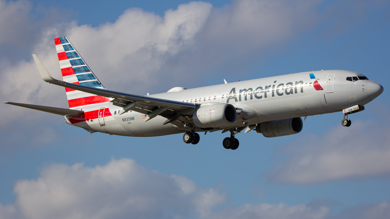 Full size: American Airlines Boeing 737-800 N835NN at Miami International Airport