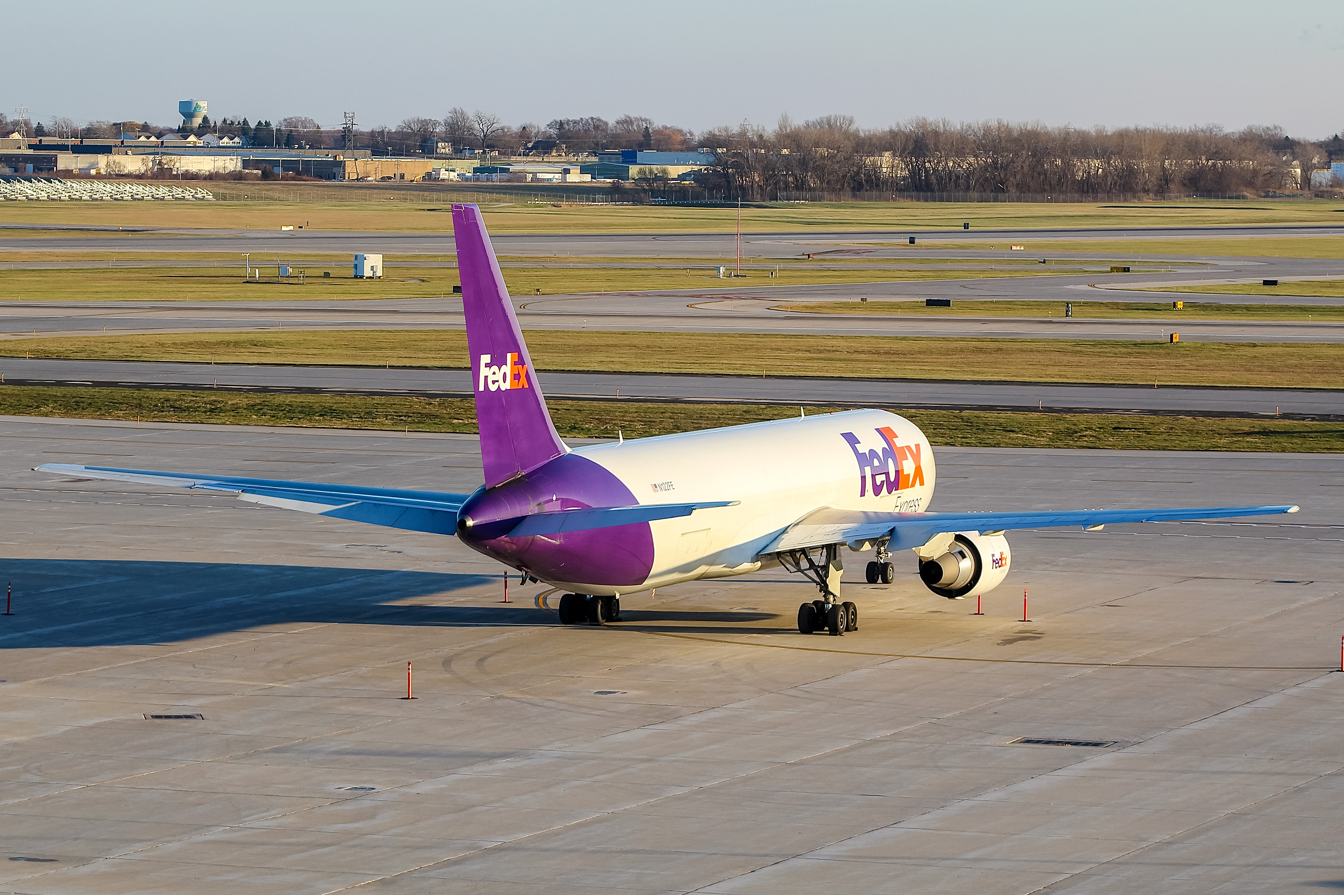 Full size: FedEx Boeing 767-300F N122FE at General Mitchell International Airport