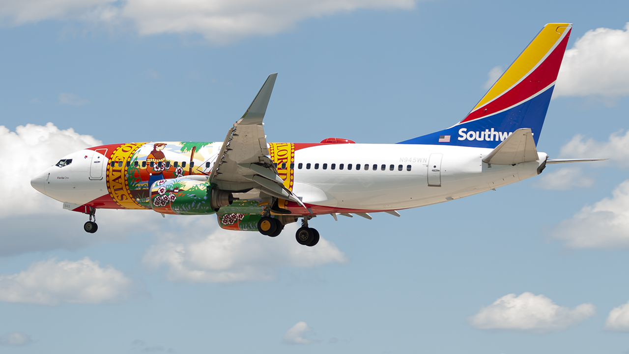 Full size: Southwest Airlines  Boeing 737-700 N945WN at Baltimore/Washington International Thurgood Marshall Airport