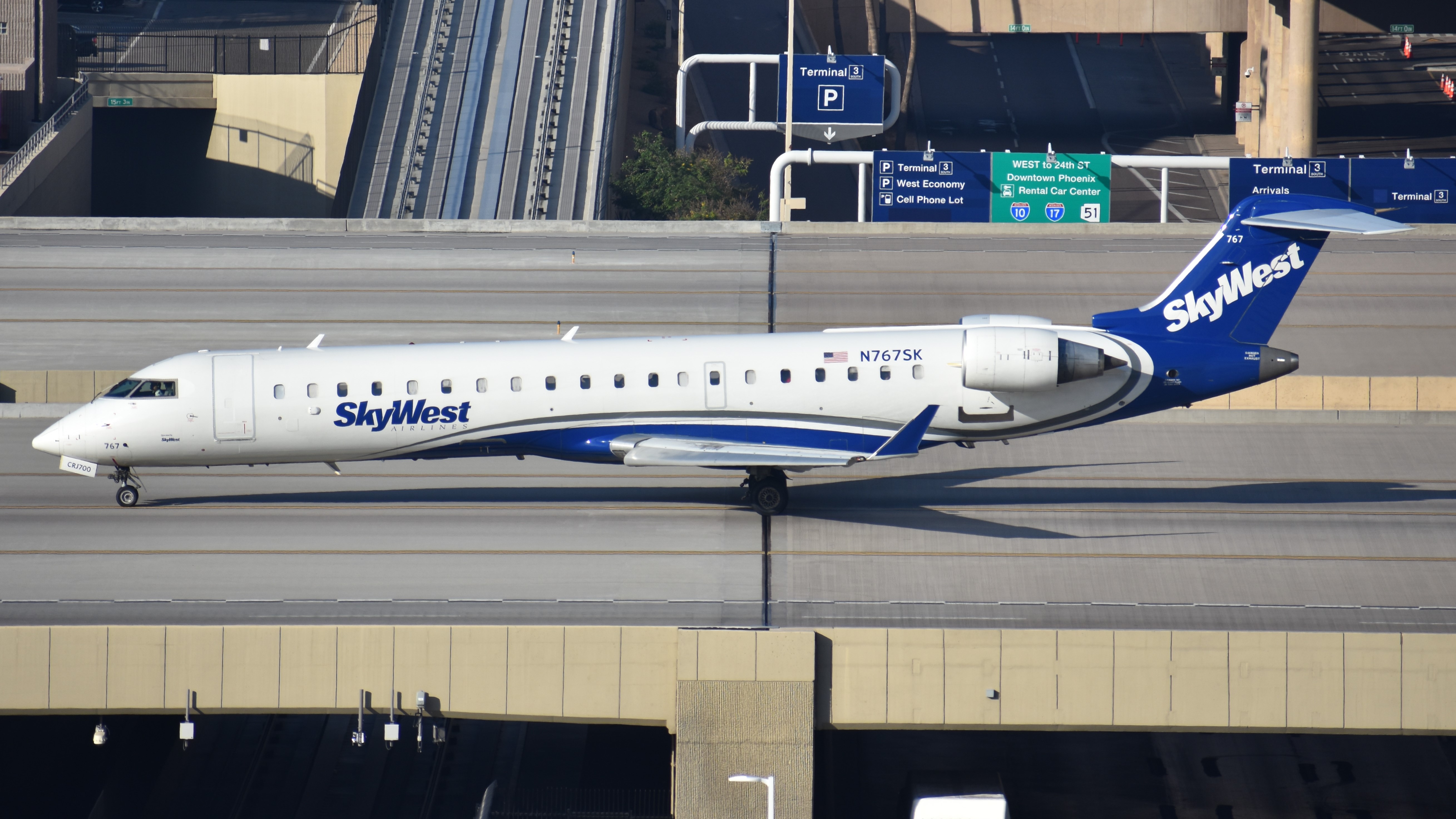 Full size: SkyWest Airlines Mitsubishi CRJ-700 N767SK at Phoenix Sky Harbor International Airport