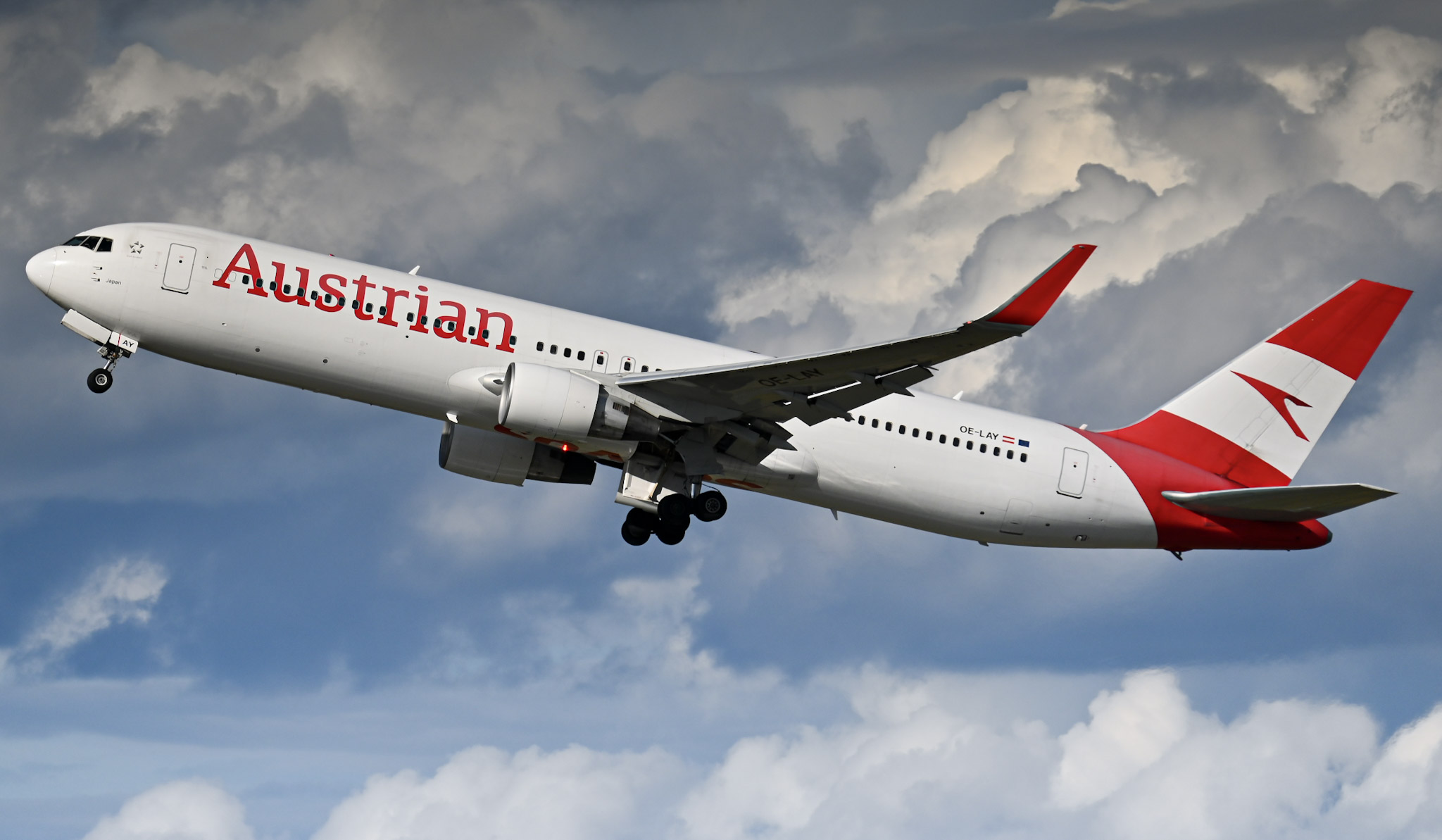Full size: Austrian Airlines Boeing 767-300ER OE-LAY at General Edward Lawrence Logan International Airport