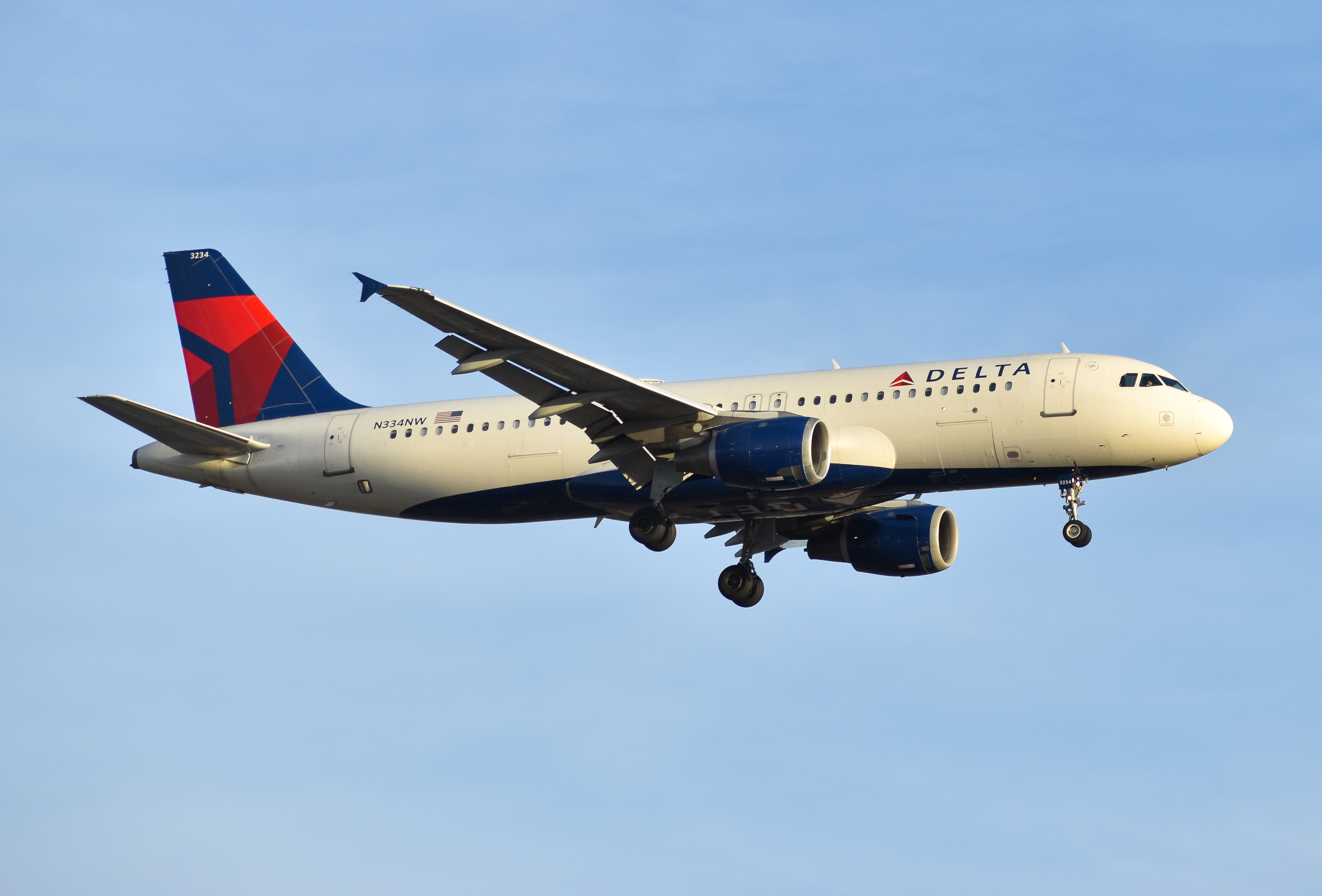 Full size: Delta Airlines Airbus A320 N334NW at Lester B Pearson International Airport