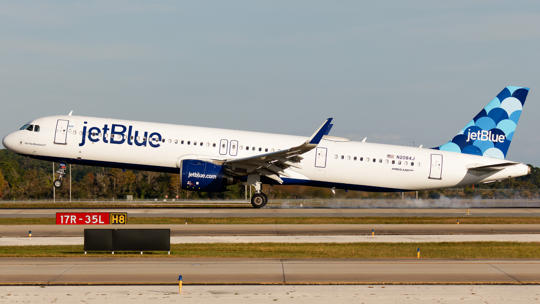 Full size: JetBlue Airways Airbus A321NEO N2084J at Orlando International Airport