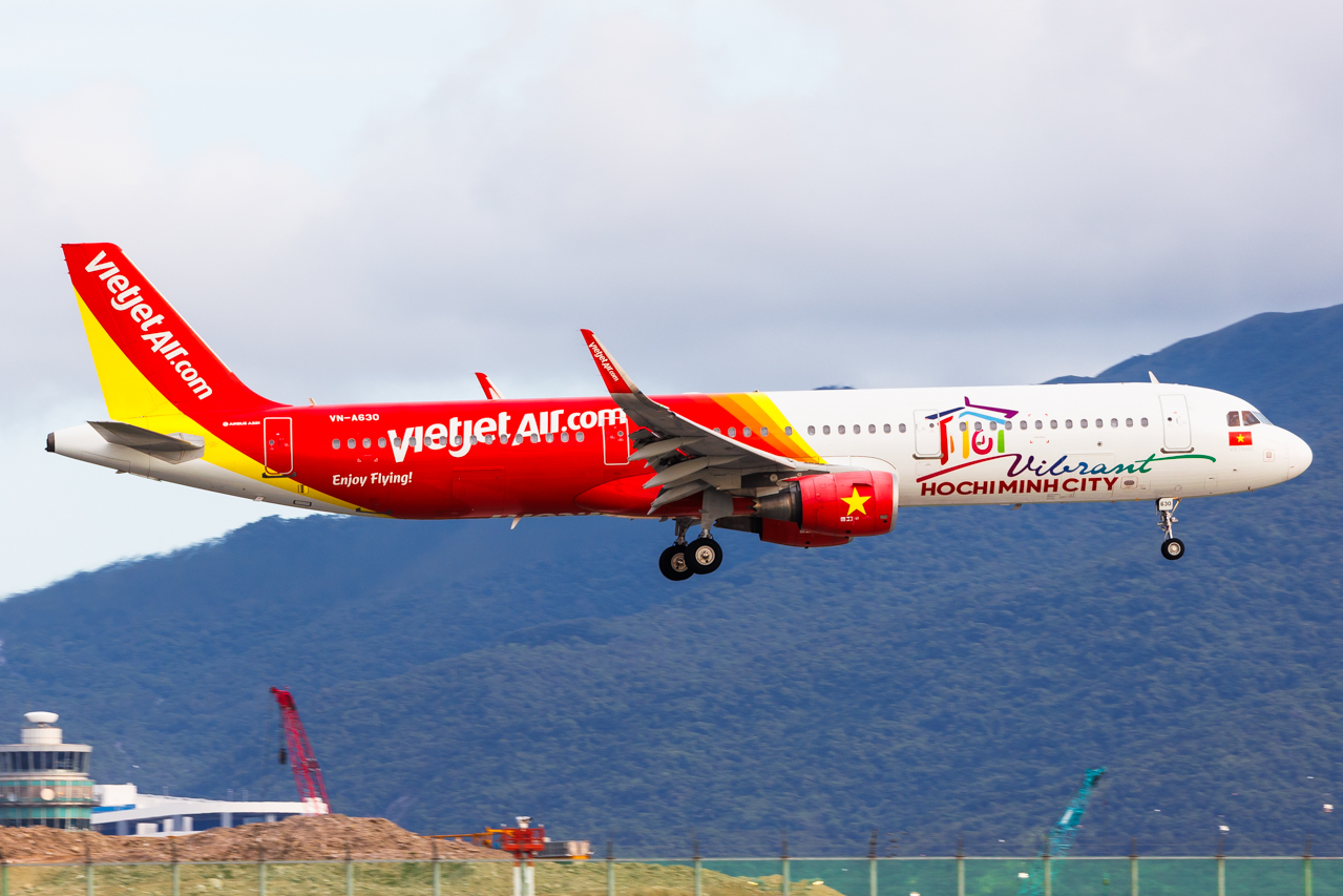 Full size: VietJet Air Airbus A321-200 VH-A630 at Hong Kong International Airport