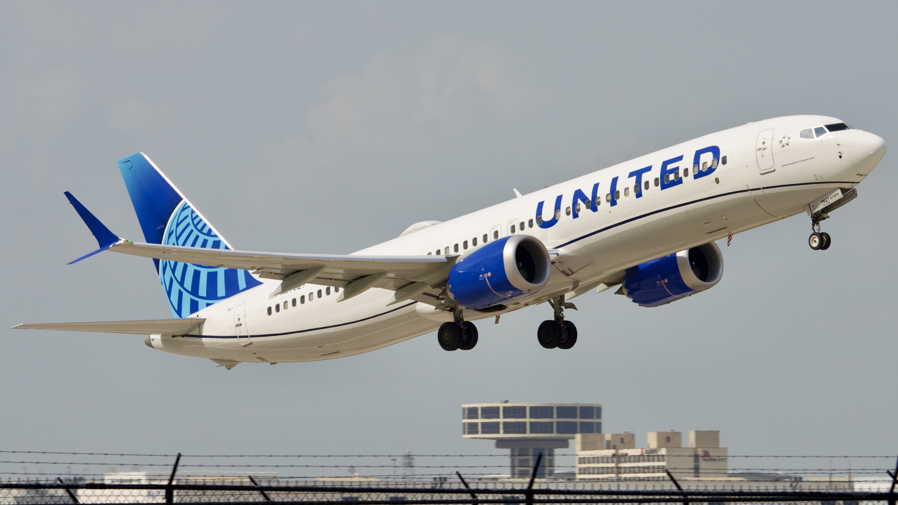 Full size: United Airlines Boeing 737 MAX 9 N37527 at Houston-George Bush Intercontinental Airport