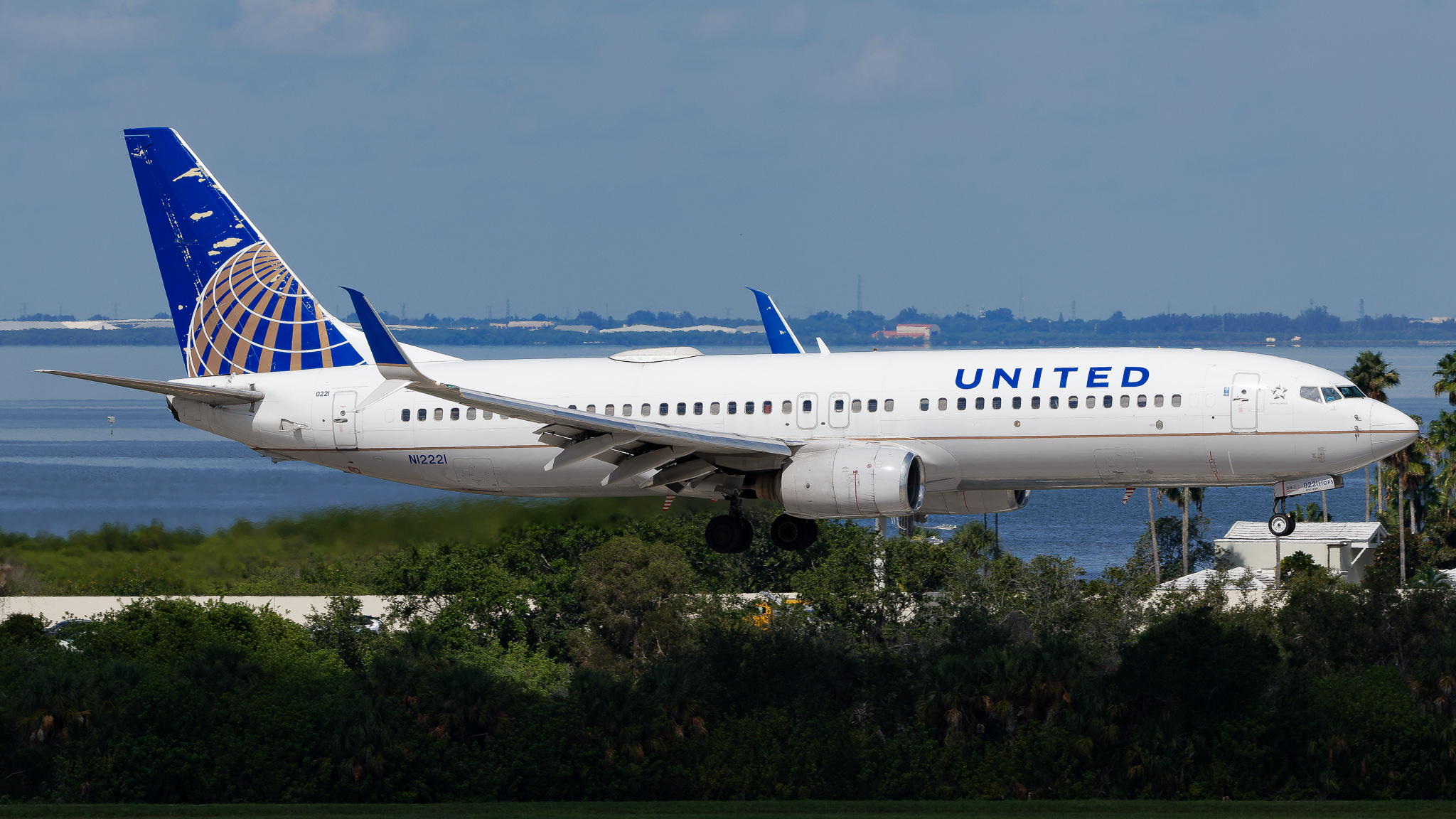 Full size: United Airlines Boeing 737-800 N12221 at Tampa International Airport