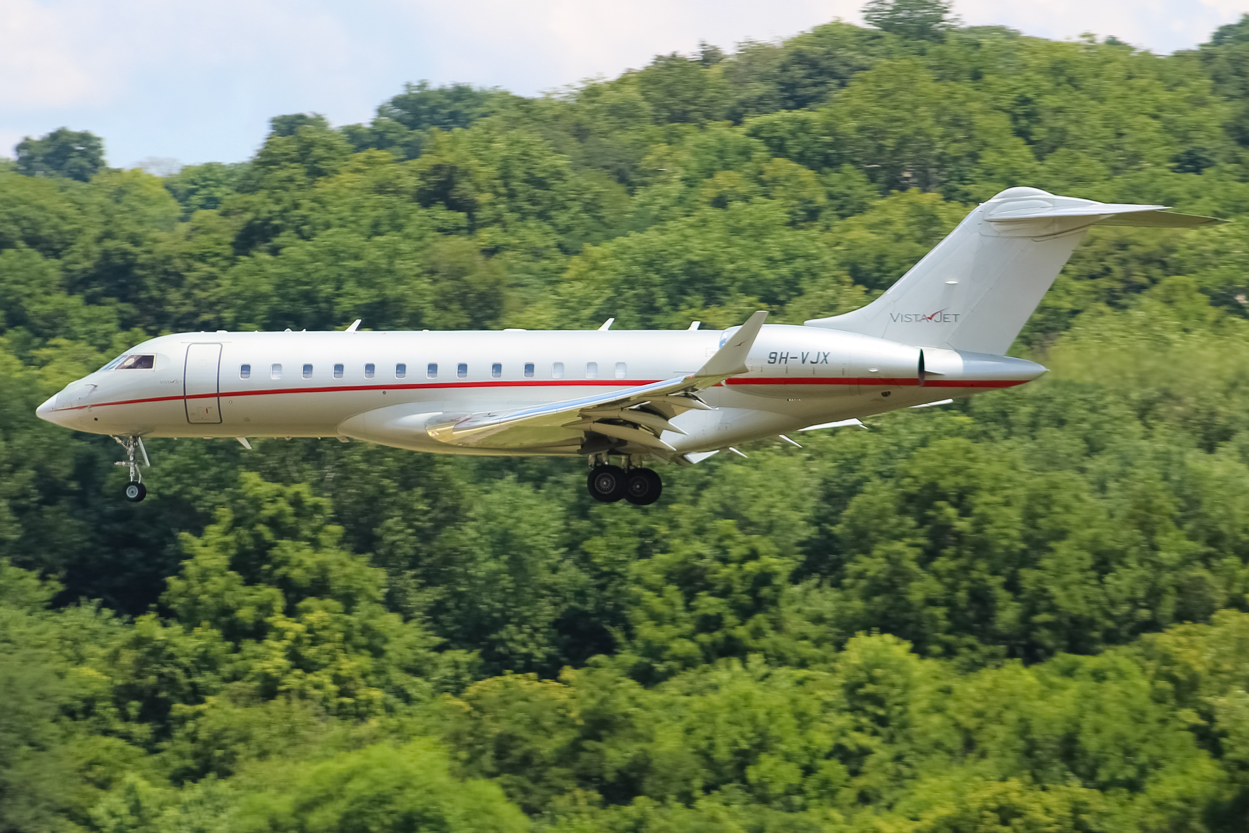 Full size: VistaJet Bombardier Global 6000 9H-VJX at Cincinnati Municipal Airport/Lunken Field