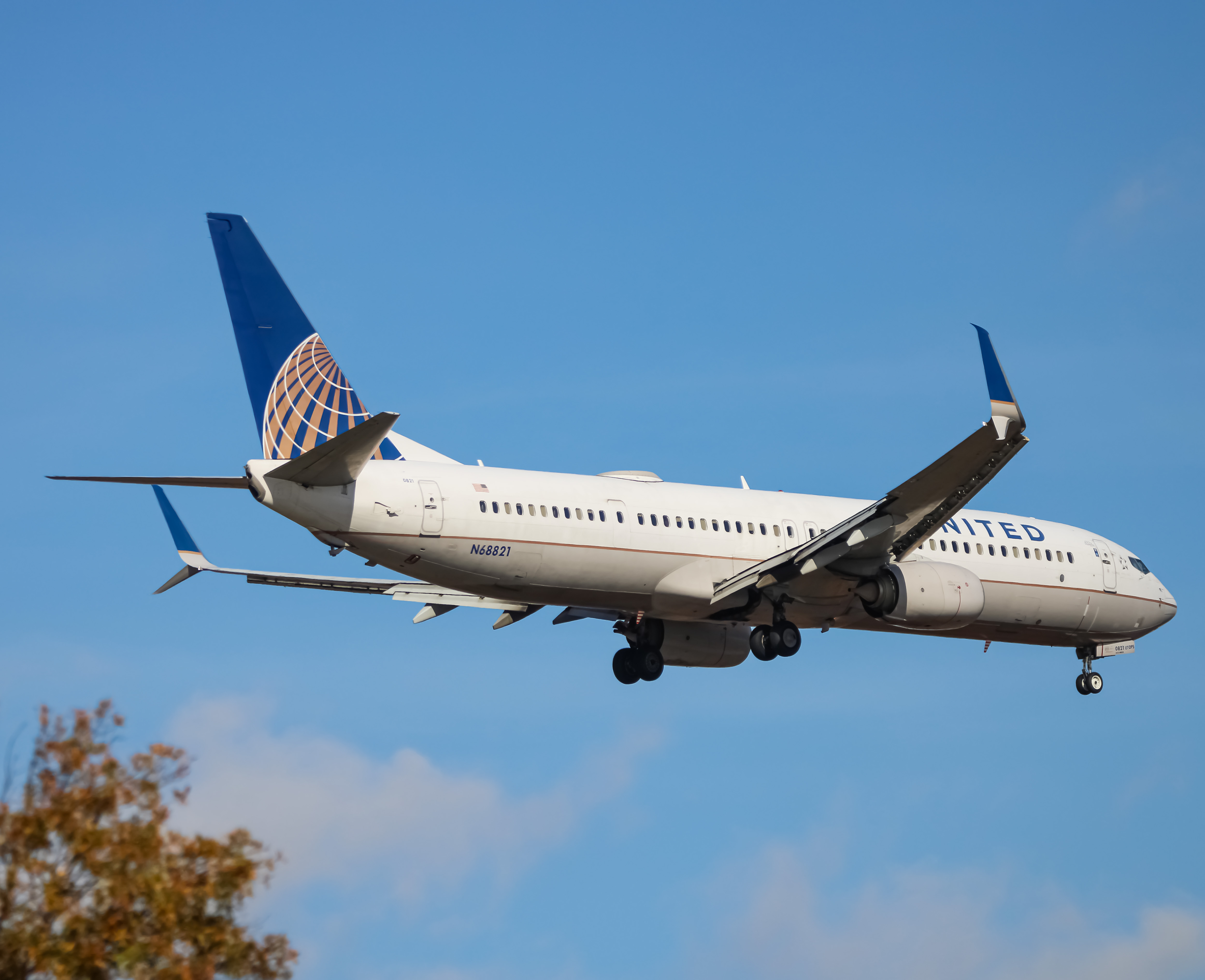 Full size: United Airlines Boeing 737-900ER N68821 at Baltimore/Washington International Thurgood Marshall Airport