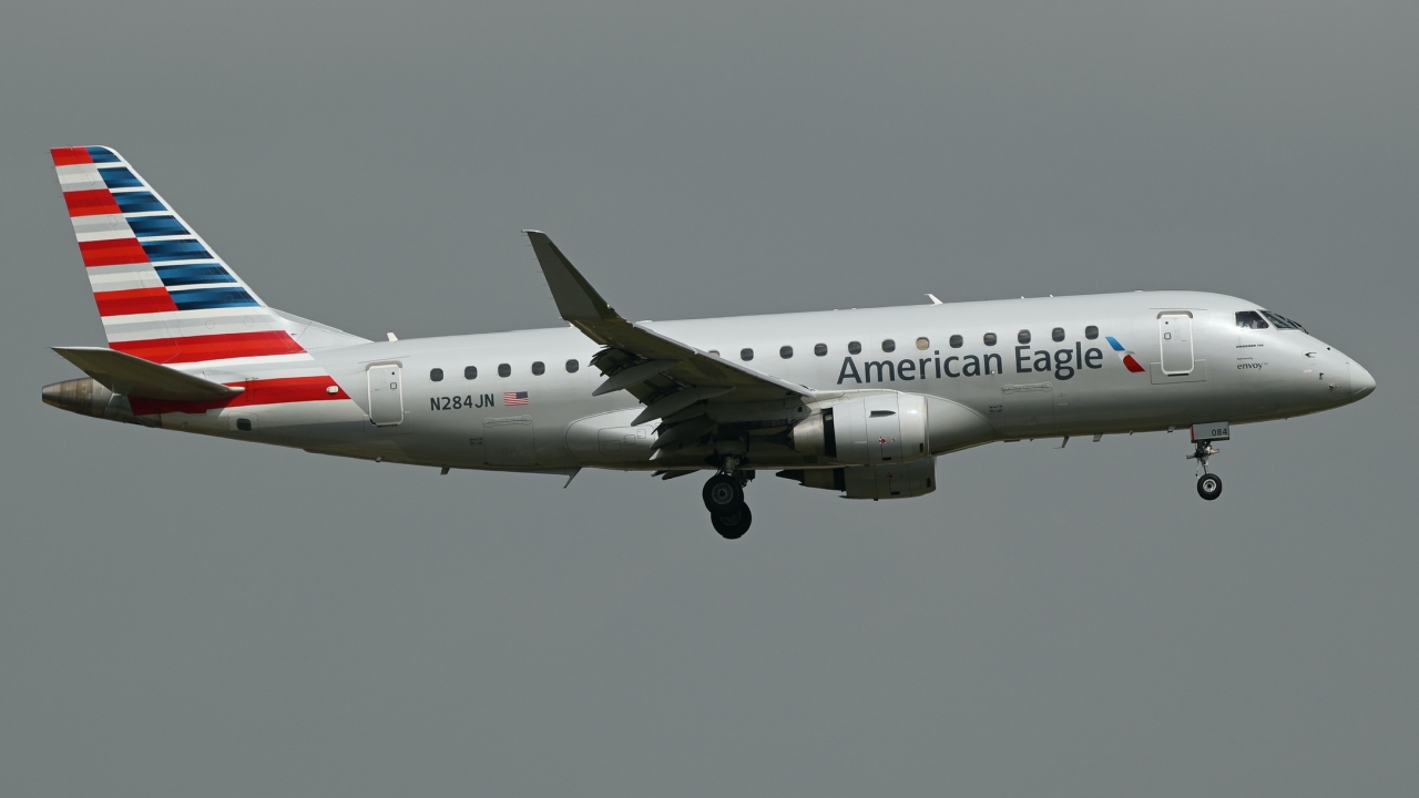 Full size: American Eagle Embraer E175 N284JN at Dallas-Fort Worth International Airport