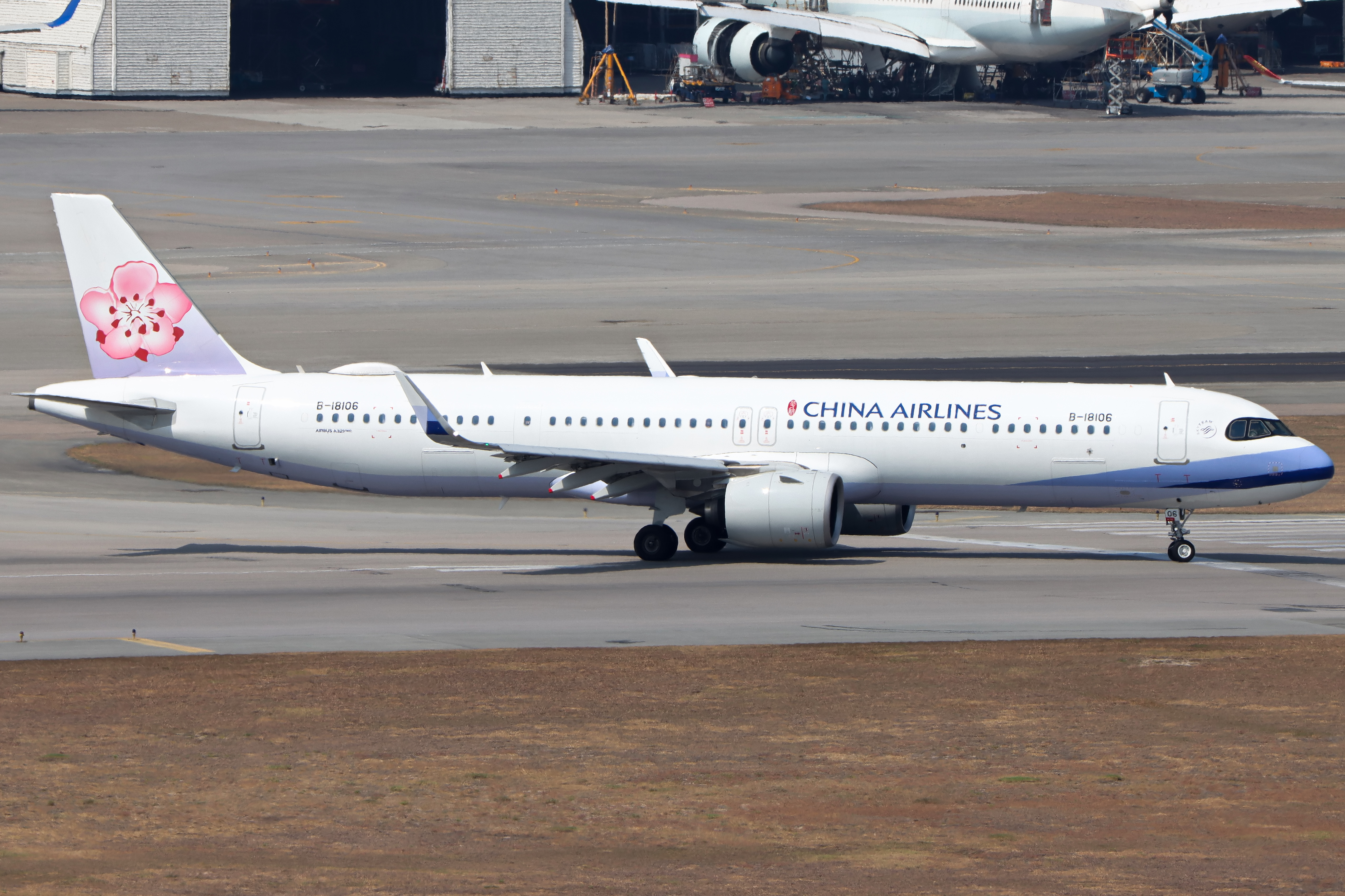 Full size: China Airlines Airbus A321NEO B-18106 at Hong Kong International Airport