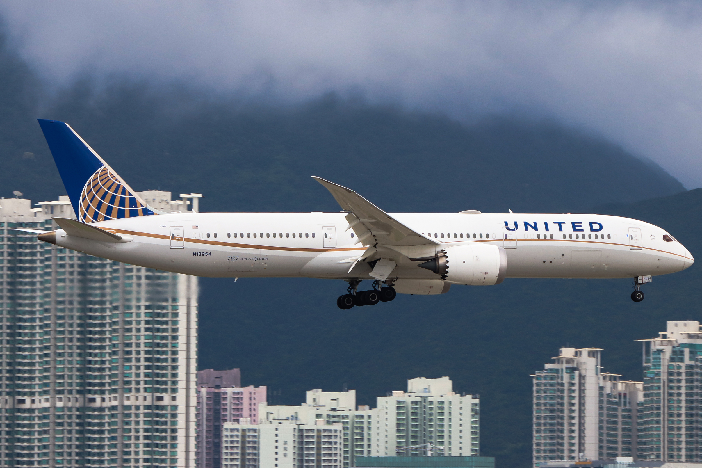 Full size: United Airlines Boeing 787-9 N13954 at Hong Kong International Airport