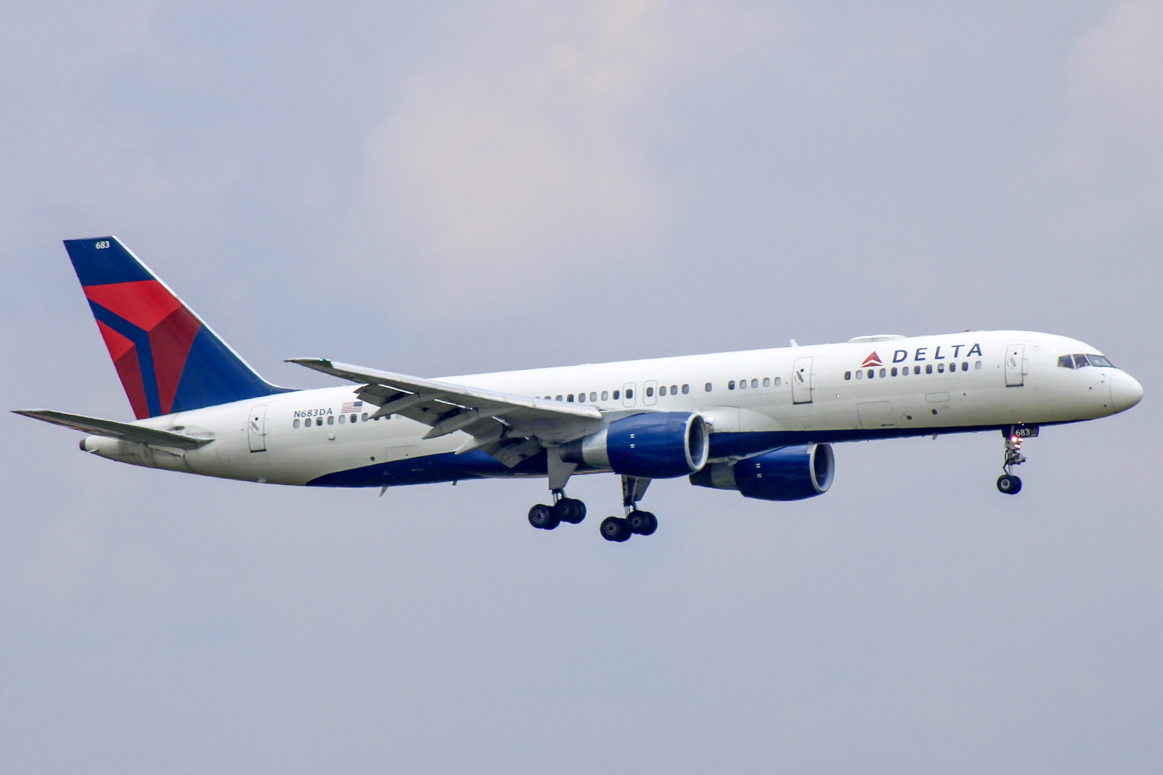 Full size: Delta Airlines Boeing 757-200 N683DA at Hartsfield-Jackson Atlanta International Airport
