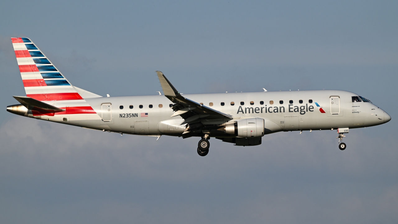 Full size: American Eagle Embraer E175 N235NN at Dallas-Fort Worth International Airport