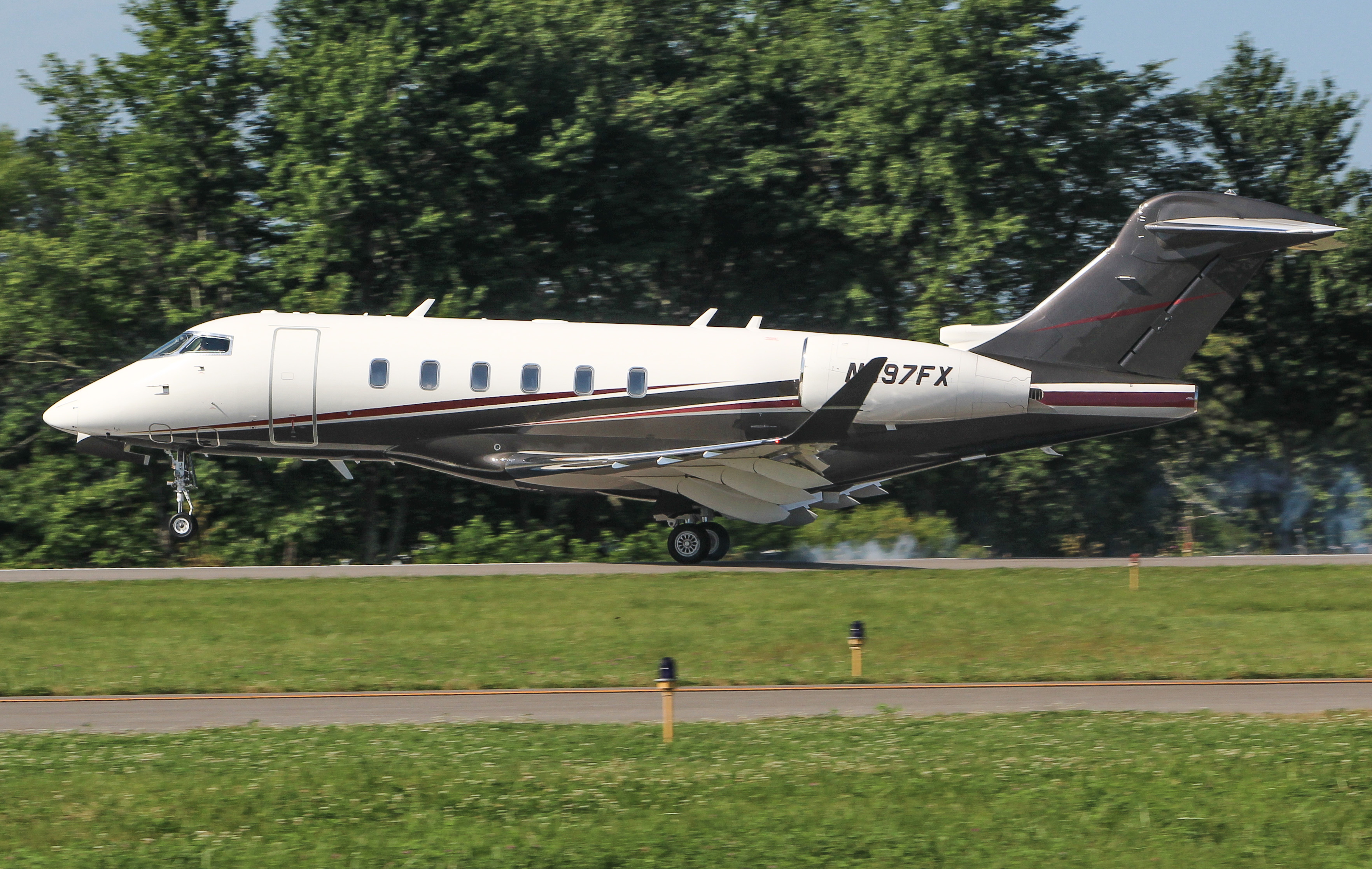 Full size: FlexJet Bombardier Challenger 350  N597FX at Stuart Powell Field Airport