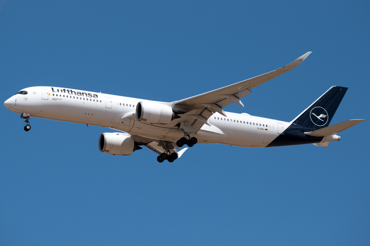 Full size: Lufthansa Airbus A350-900 D-AIXL at Denver International Airport