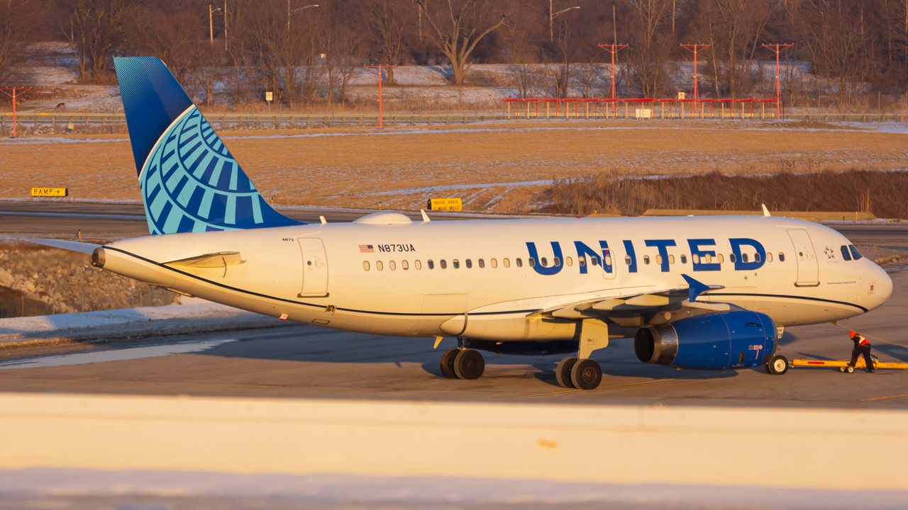 Full size: United Airlines Airbus A320 N873UA at John Glenn Columbus International Airport