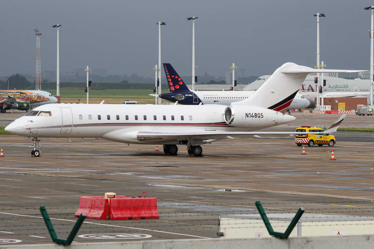 Full size: NetJets Bombardier Global 6000 N148QS at Brussels Airport