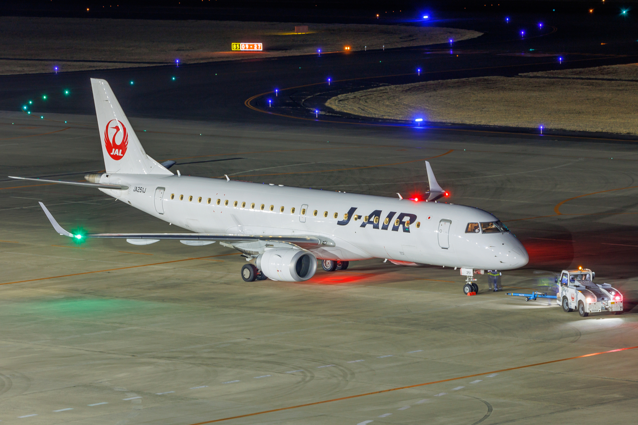 Full size: Japan Airlines Embraer E190 JA251J at Sendai Airport