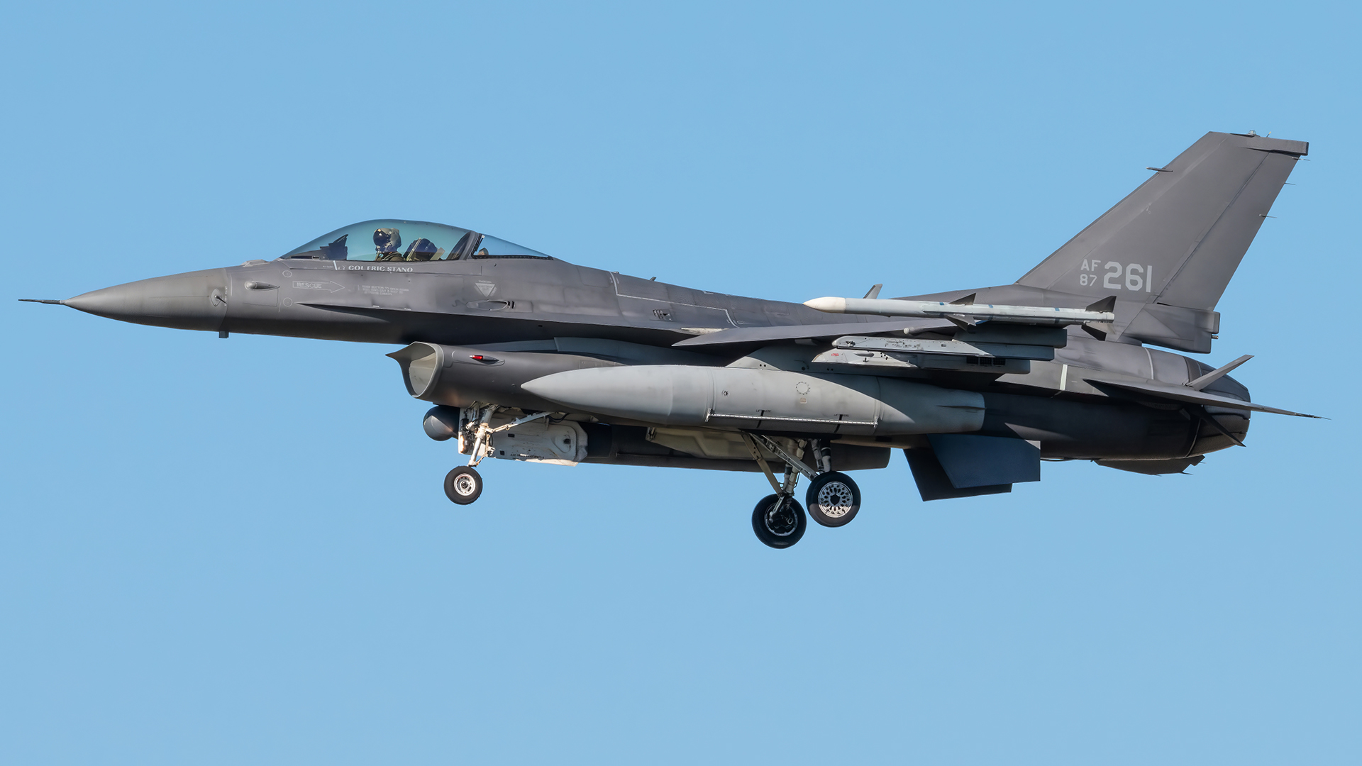 Full size: USAF - United States Air Force General Dynamics F-16 Fighting Falcon 87-0261 at Joint Base Andrews
