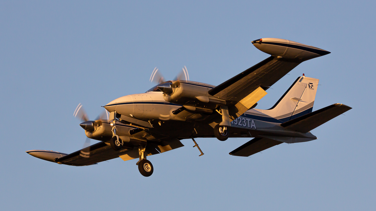 Full size: PRIVATE Cessna 310Q N923TA at John Glenn Columbus International Airport